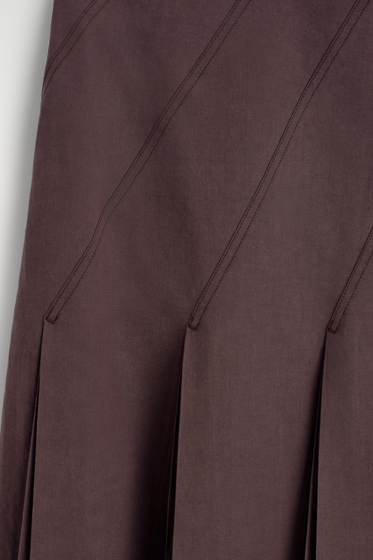 PLEATED COTTON-LINEN MIDI SKIRT — BURGUNDY