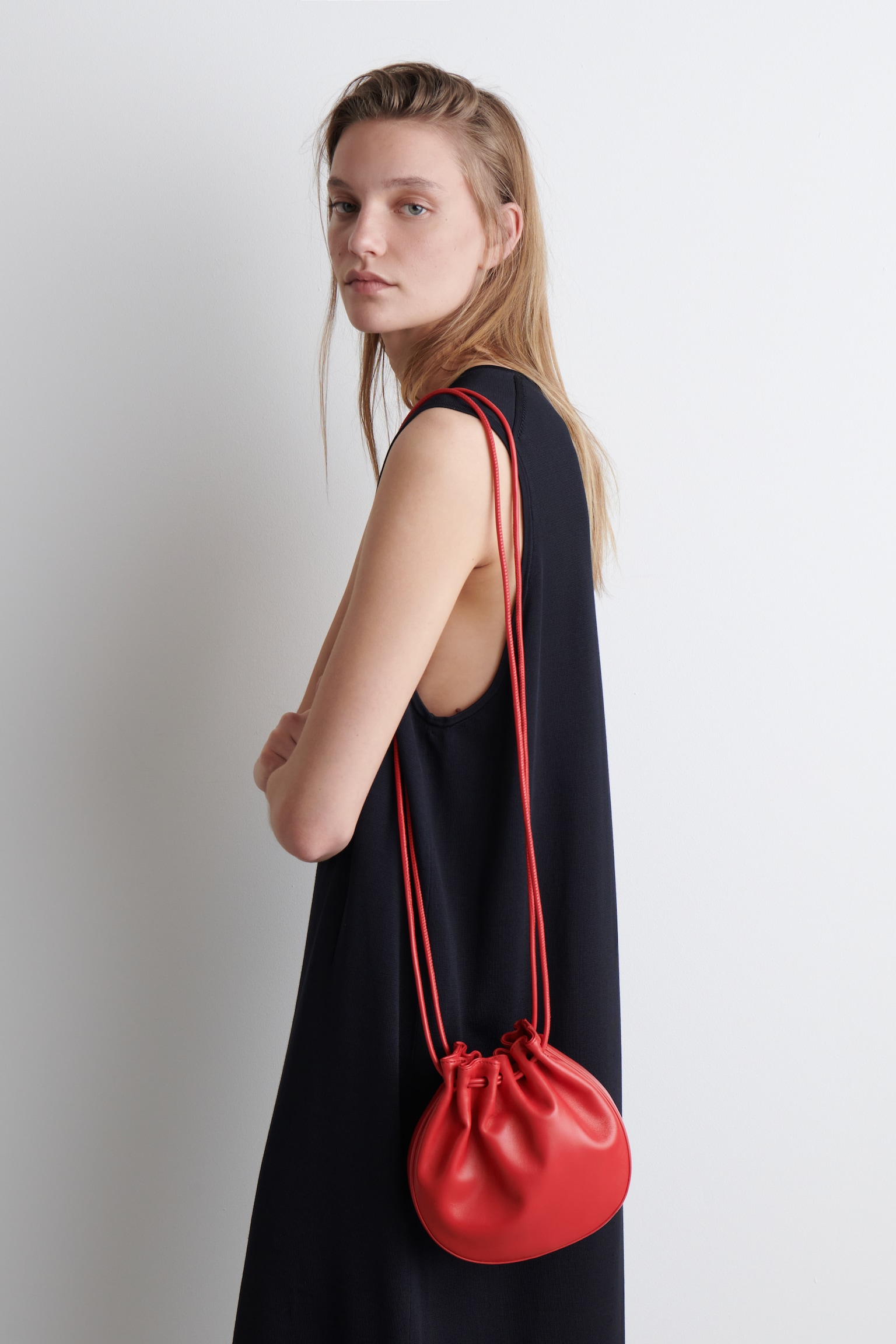 GATHERED POUCH BAG - LEATHER - RED