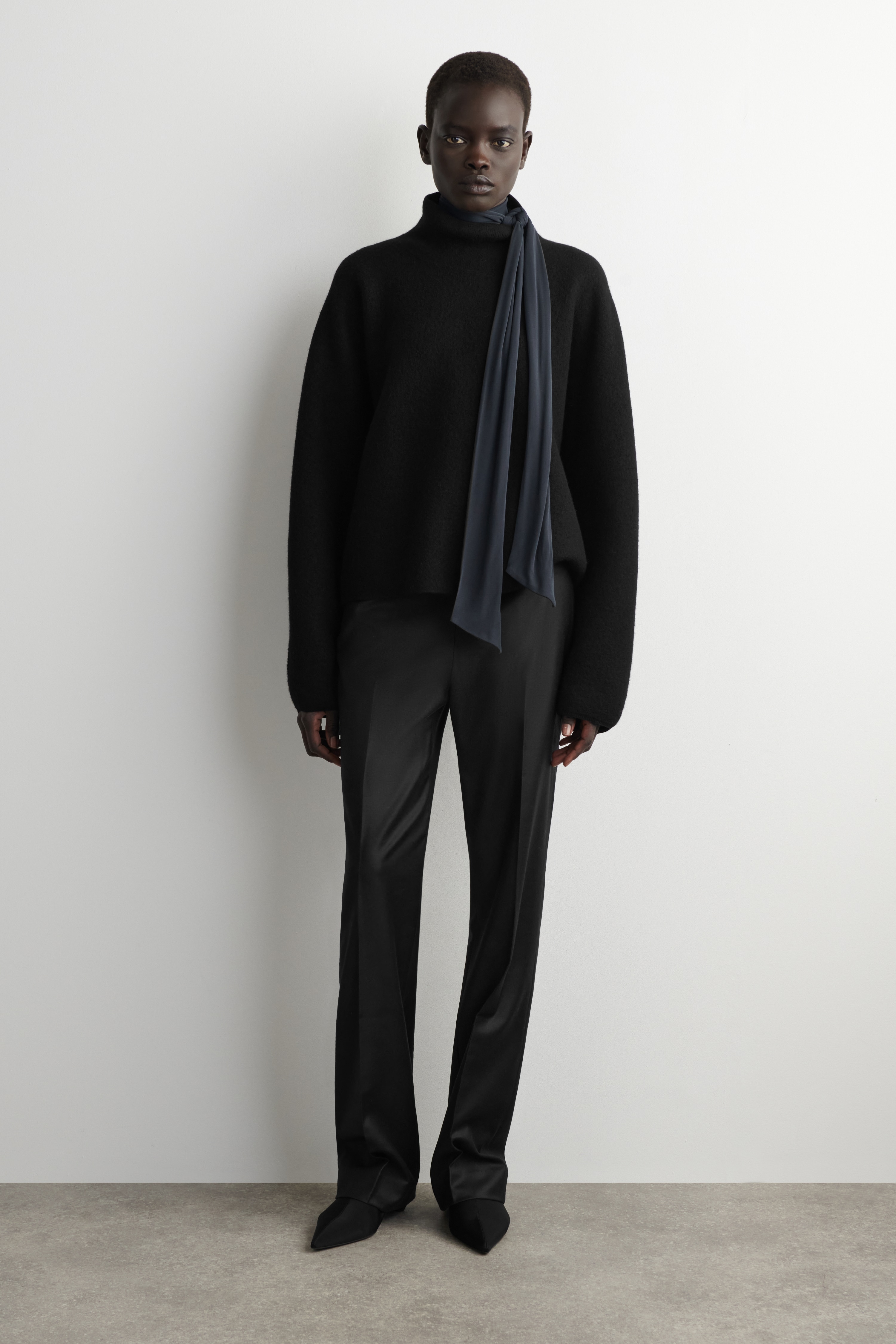 WOOL-FLANNEL STRAIGHT-LEG TROUSERS - ČIERNA