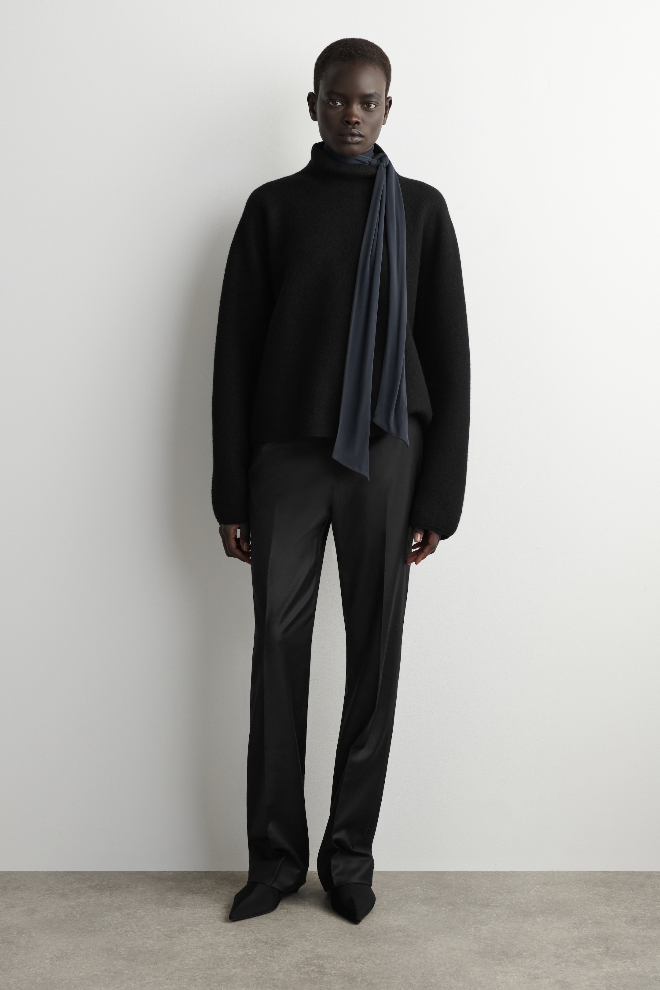 Visualizza immagine più grande: PANTALONI IN FLANELLA DI LANA A GAMBA DRITTA - NERO - DONNA | H&M IT 1