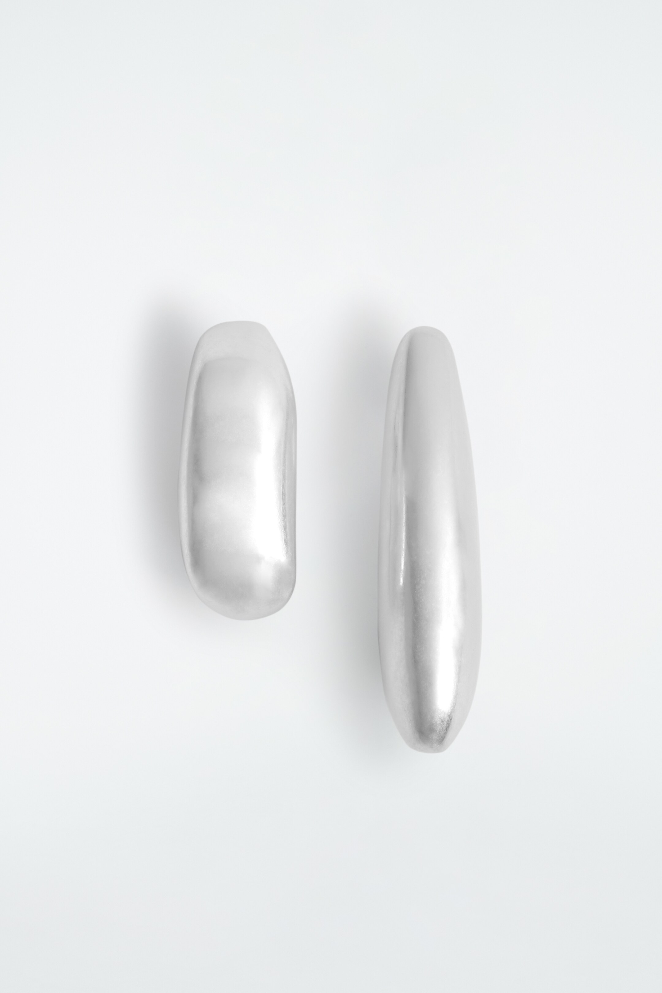 Visualizza immagine più grande: ORECCHINI SPAIATI A FORMA DI CIOTTOLO - ARGENTO - DONNA | H&M IT 4