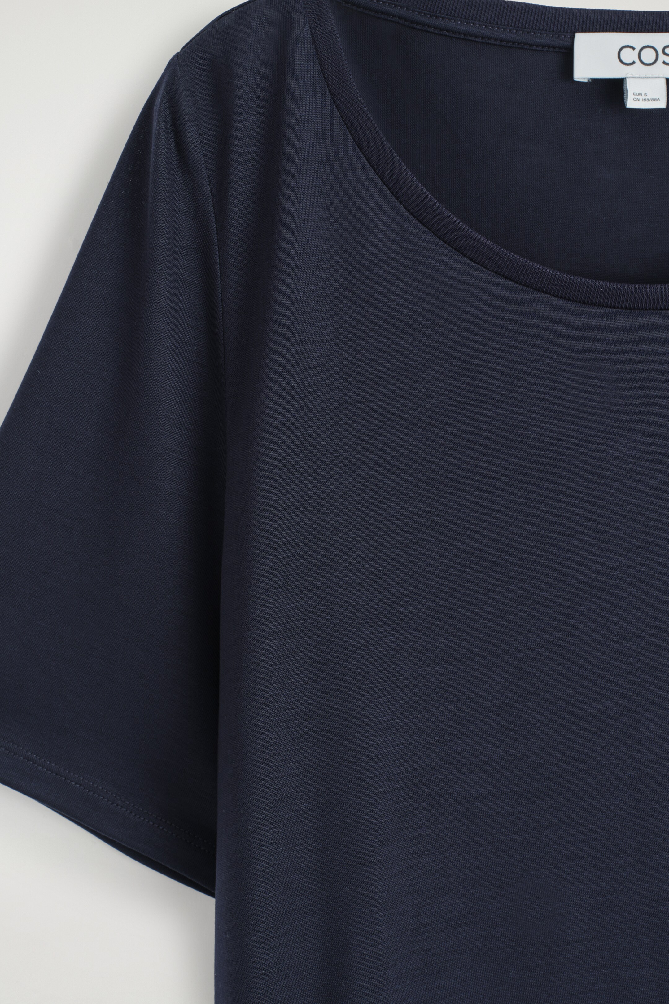 Προβολή μεγαλύτερης εικόνας: ΧΑΛΑΡΟ T-SHIRT ΜΕ ΣΤΡΟΓΓΥΛΗ ΛΑΙΜΟΚΟΨΗ - ΣΚΟΥΡΟ ΜΠΛΕ - Ladies | H&M GR 7