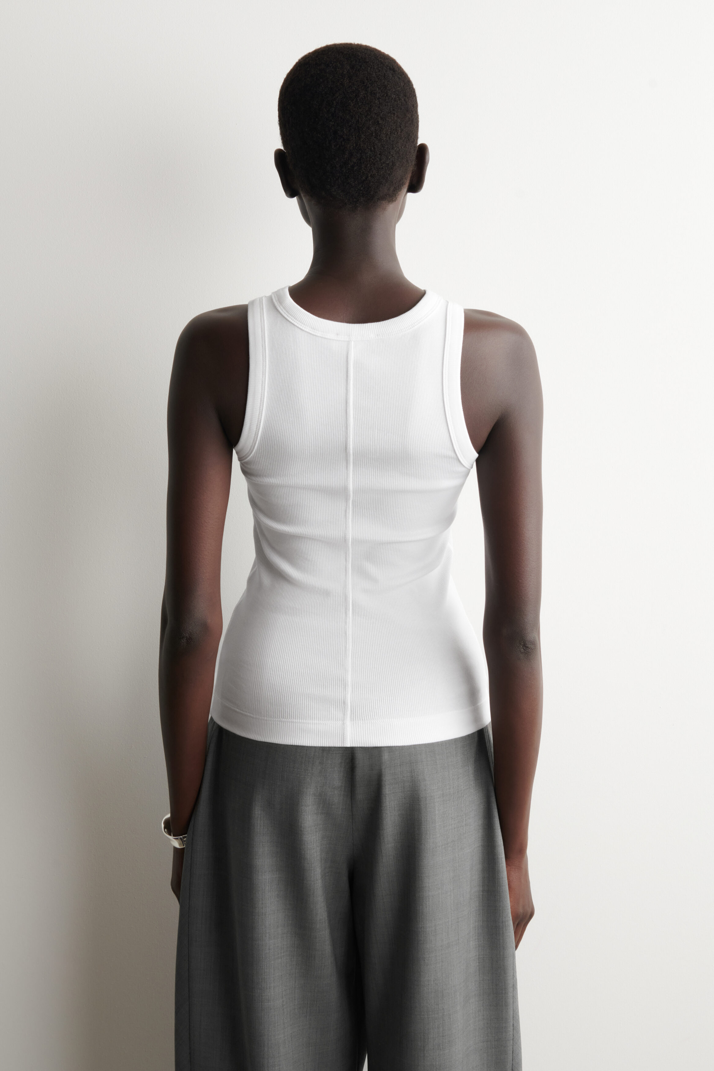 efu EATHER SLEEVELESS TOP ホワイトF FEAR OF GOD ESSENTIALS Tank Top | Holt Renfrew