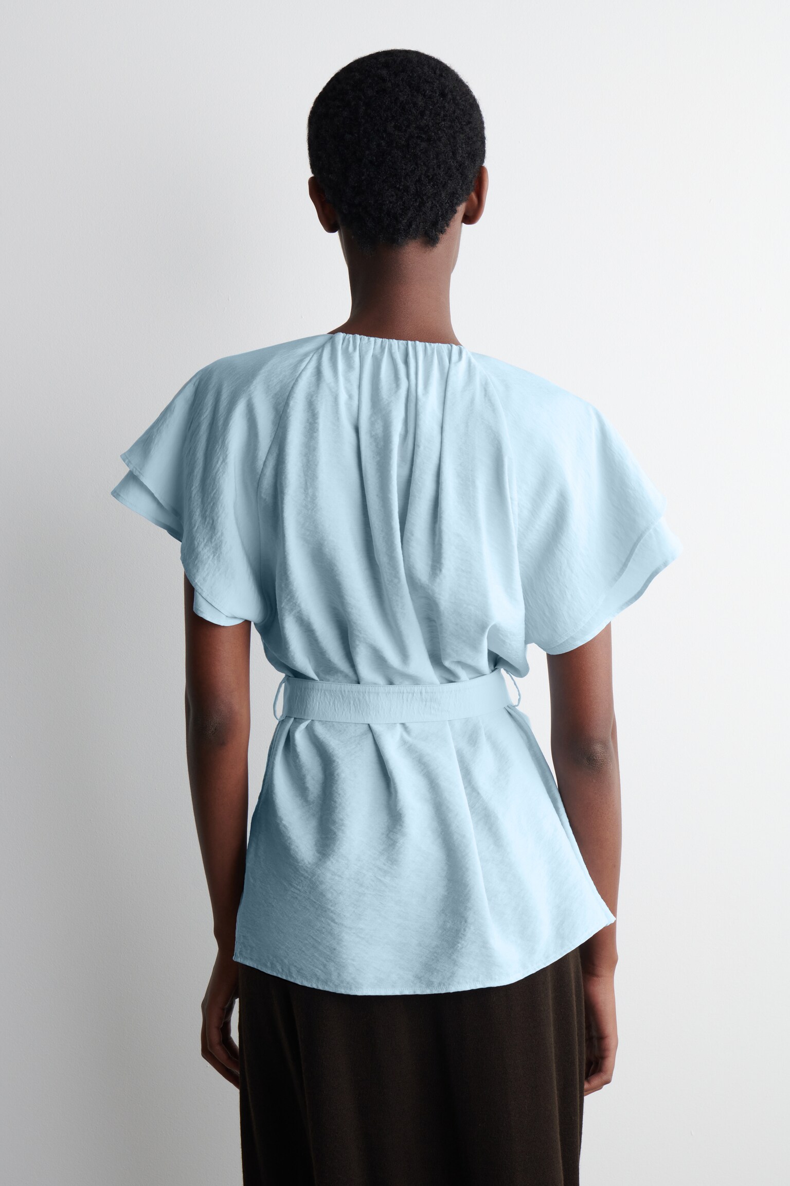 BLUSA CON CAPAS Y CINTURÓN DE LAZADA - AZUL CLARO/BLANCO - 4