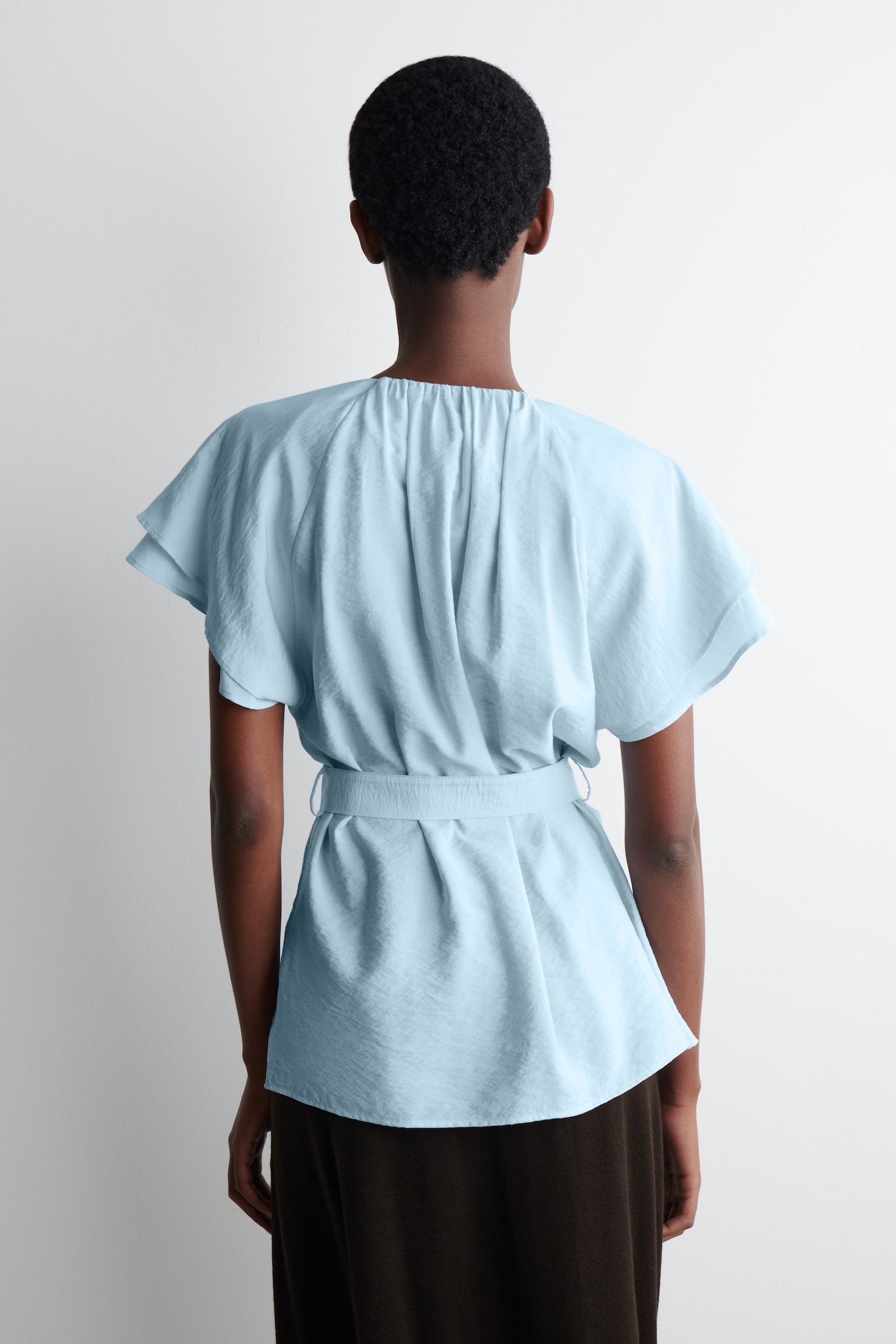 BLUSA CON CAPAS Y CINTURÓN DE LAZADA - AZUL CLARO/BLANCO - 7