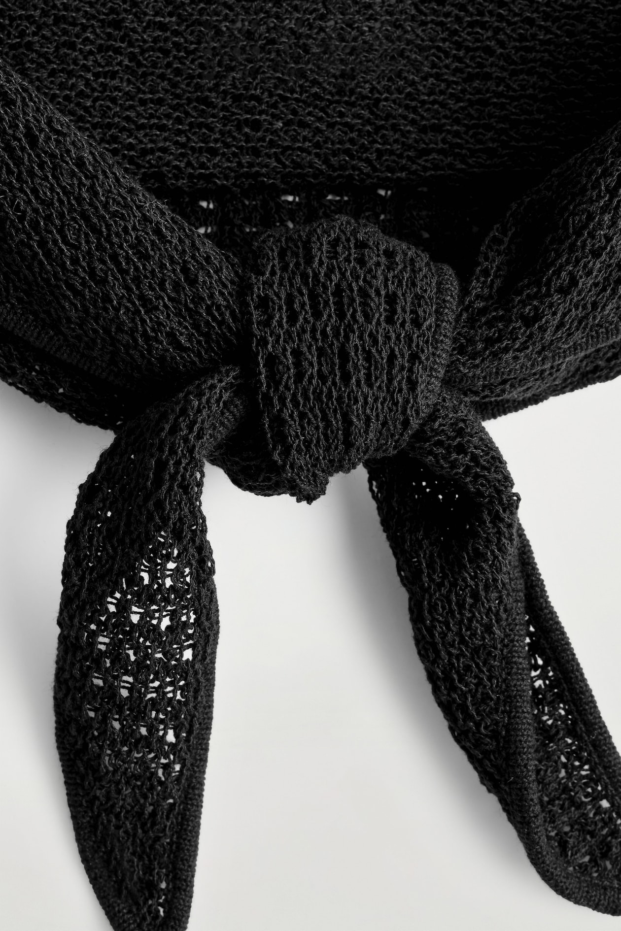 OPEN-KNIT TRIANGLE SCARF — BLACK