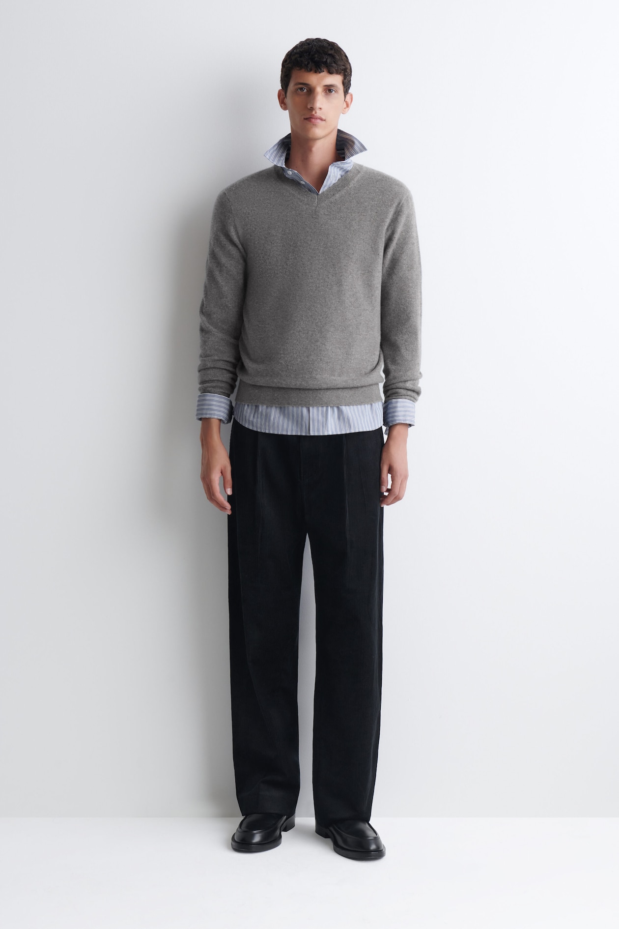 PURE CASHMERE V-NECK SWEATER — GRAY MÉLANGE