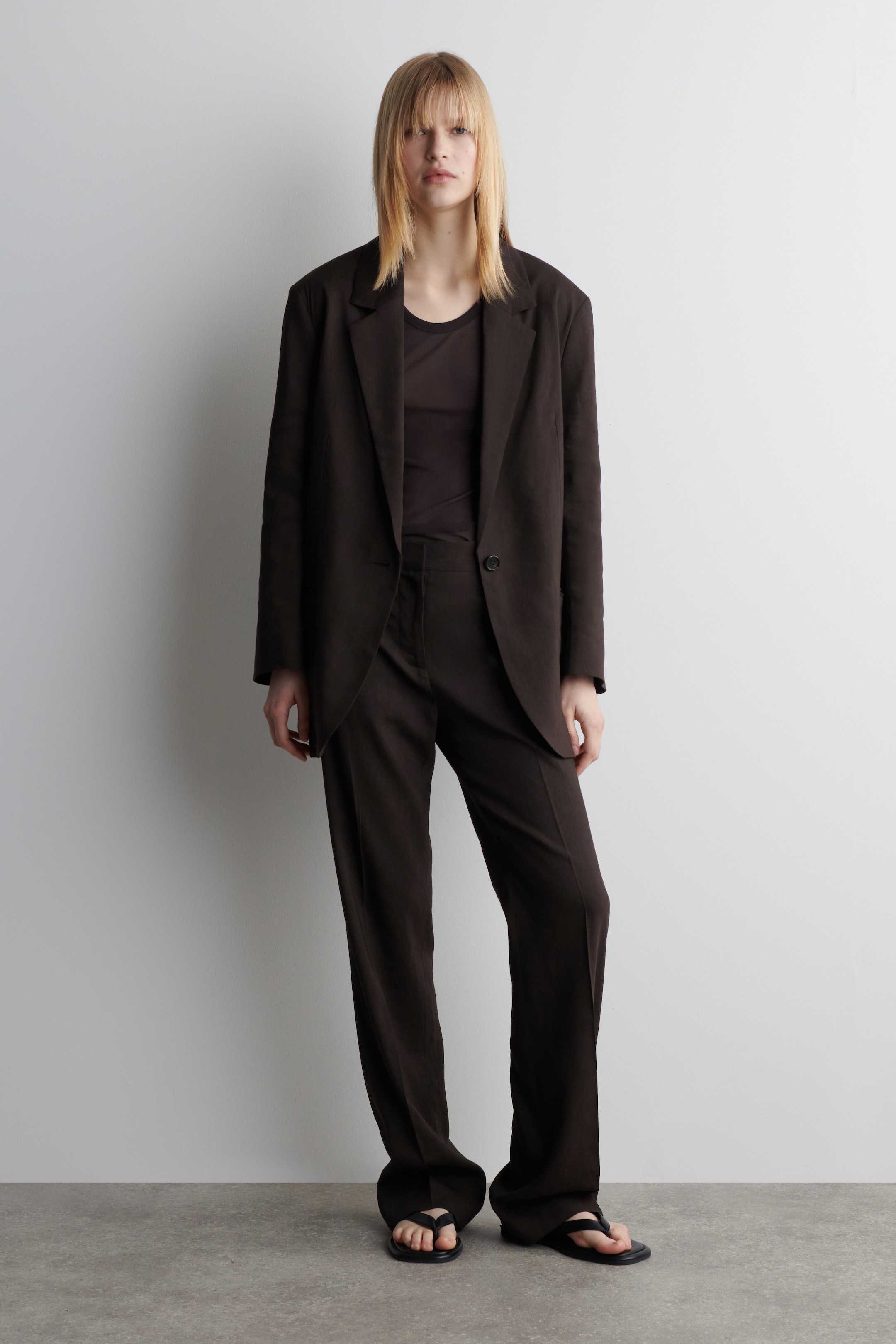 Größeres Bild anzeigen: ELEGANTE LEINENHOSE MIT GERADEM BEIN - DUNKELBRAUN - Ladies | H&M AT 1