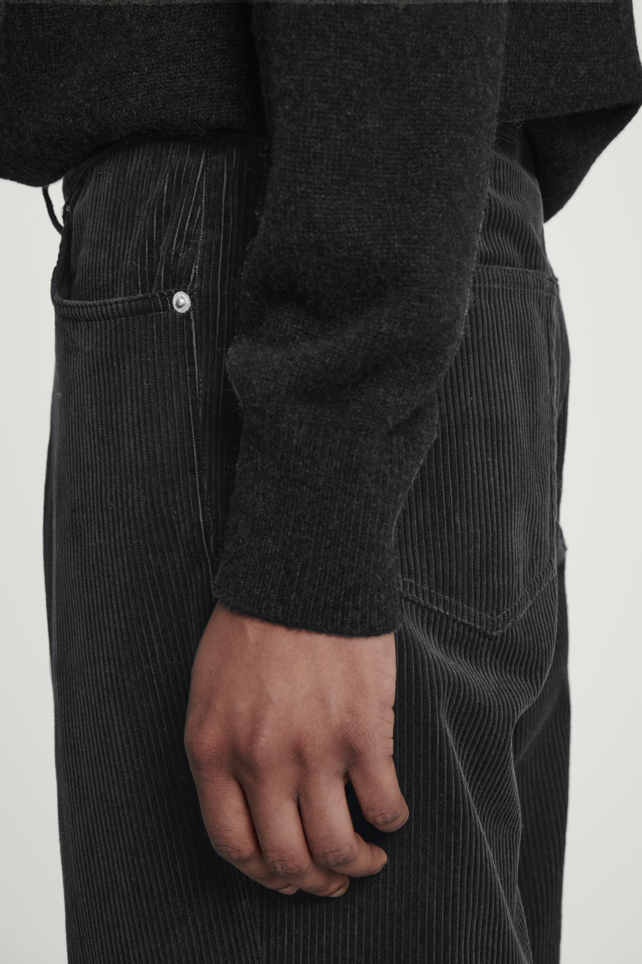 Grösseres Bild ansehen: SIGNATURE JEANS AUS CORD MIT GERADEM BEIN - SCHWARZ - HERREN | H&M CH 3