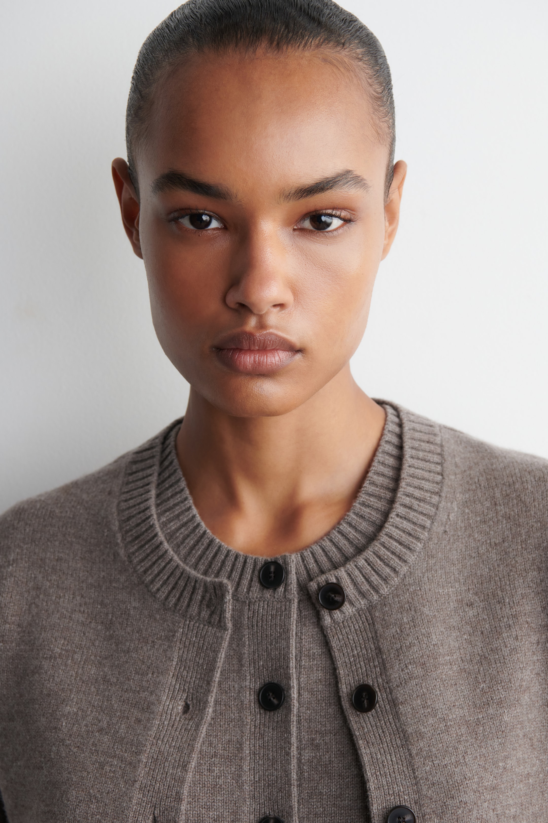 Visualizza immagine più grande: GILET IN LANA MERINO CON BOTTONI - MARRONE - DONNA | H&M IT 6