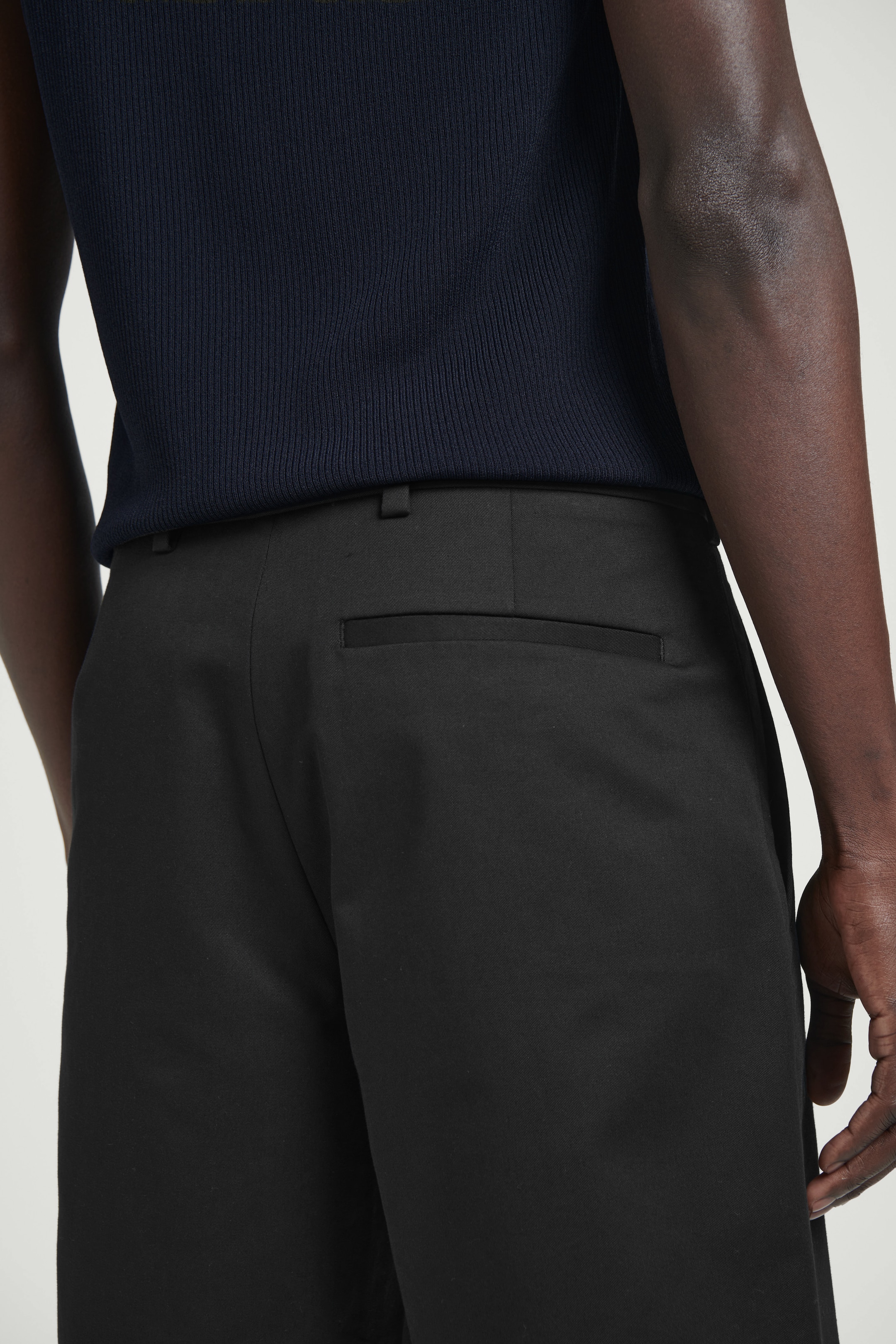 Vezi imaginea mai mare: SHORTS CHINO DIN BUMBAC CROIT - NEGRU - BĂRBAŢI | H&M RO 3
