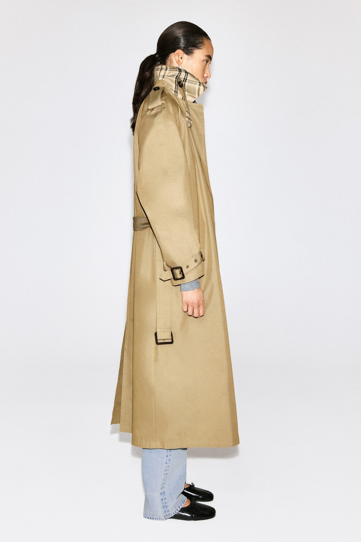 CHECK-DETAIL BELTED COTTON TRENCH COAT — BEIGE / CHECKED