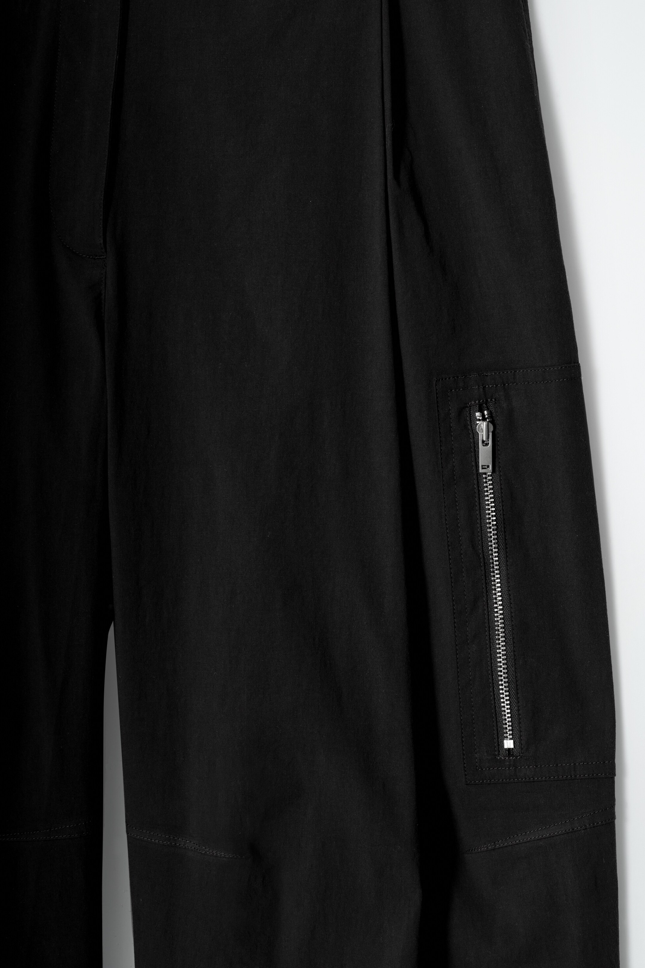 Grösseres Bild ansehen: UTILITY-CARGOHOSE MIT BARREL-BEIN - SCHWARZ - DAMEN | H&M CH 9