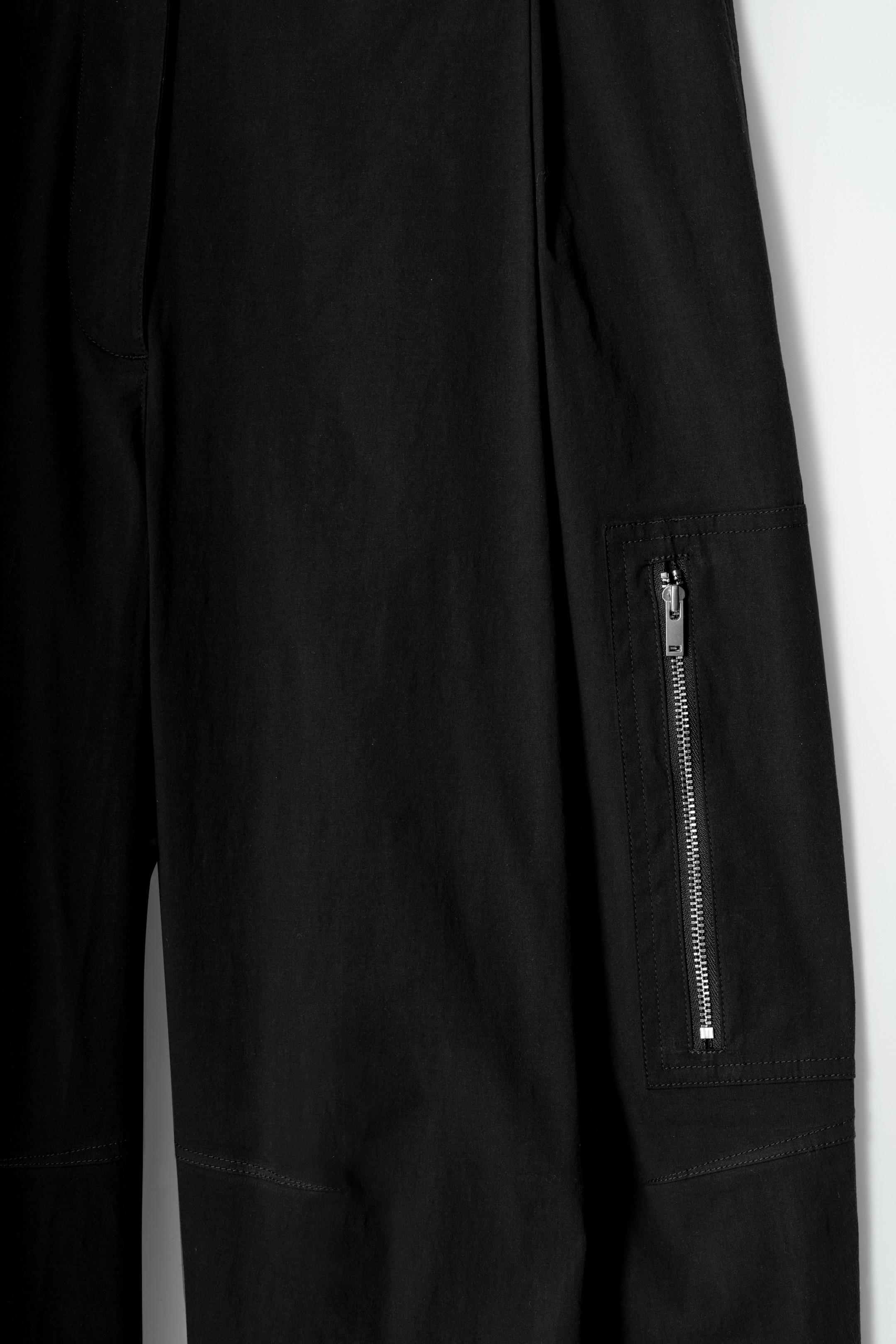 Größeres Bild anzeigen: UTILITY-CARGOHOSE MIT BARREL-BEIN - SCHWARZ - Ladies | H&M AT 8