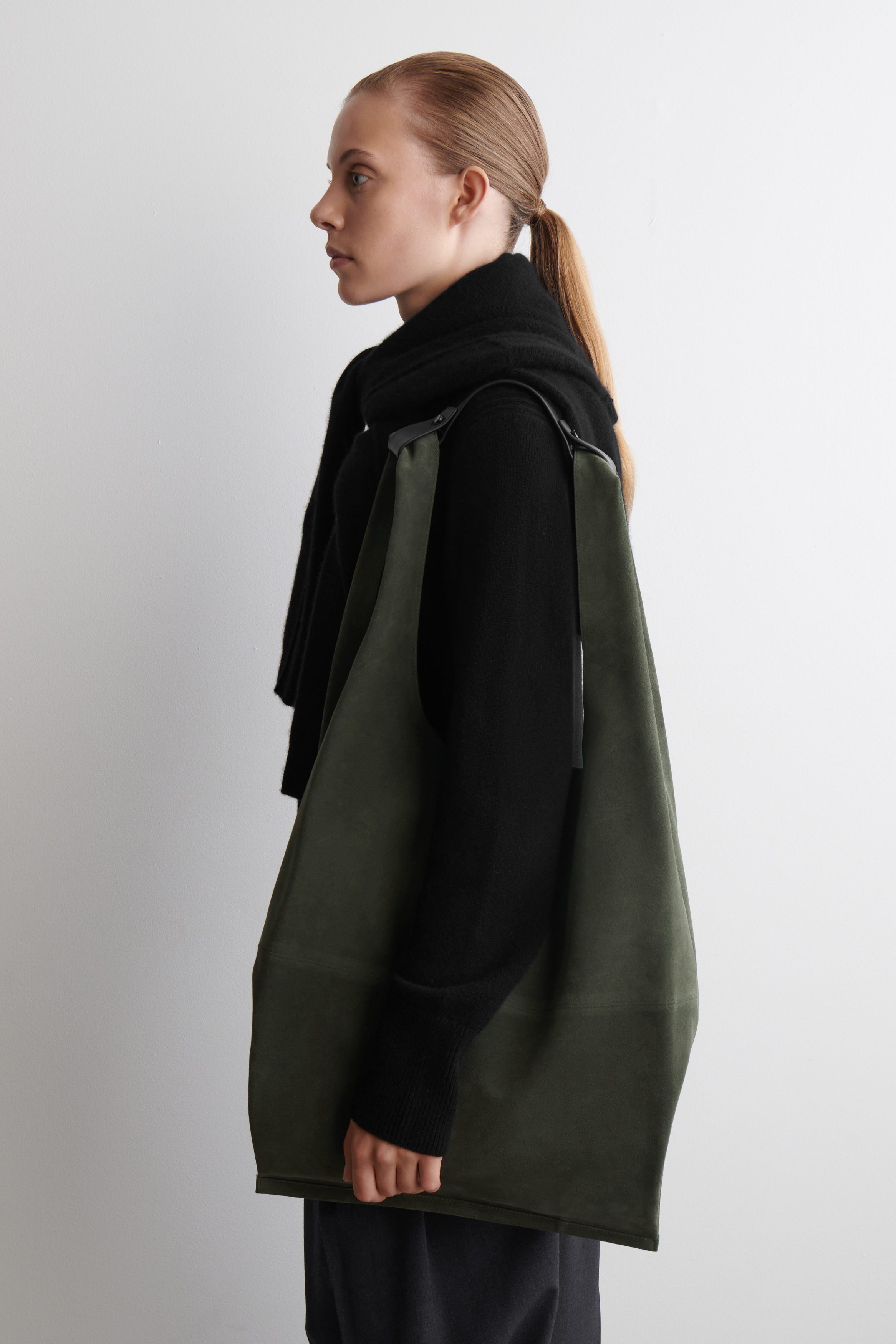 SLOUCHY TOTE - SUEDE - GREY | COS