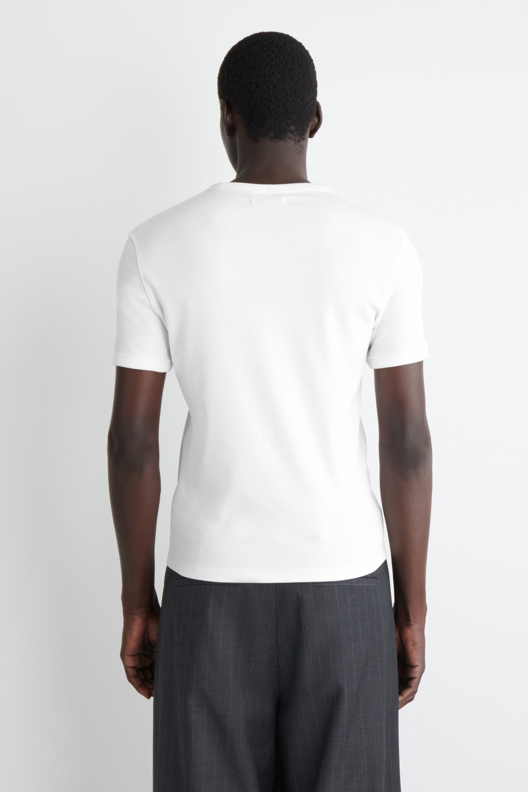 Grösseres Bild ansehen: SCHMAL GESCHNITTENES GERIPPTES BAUMWOLL-T-SHIRT - WEISS - HERREN | H&M CH 5