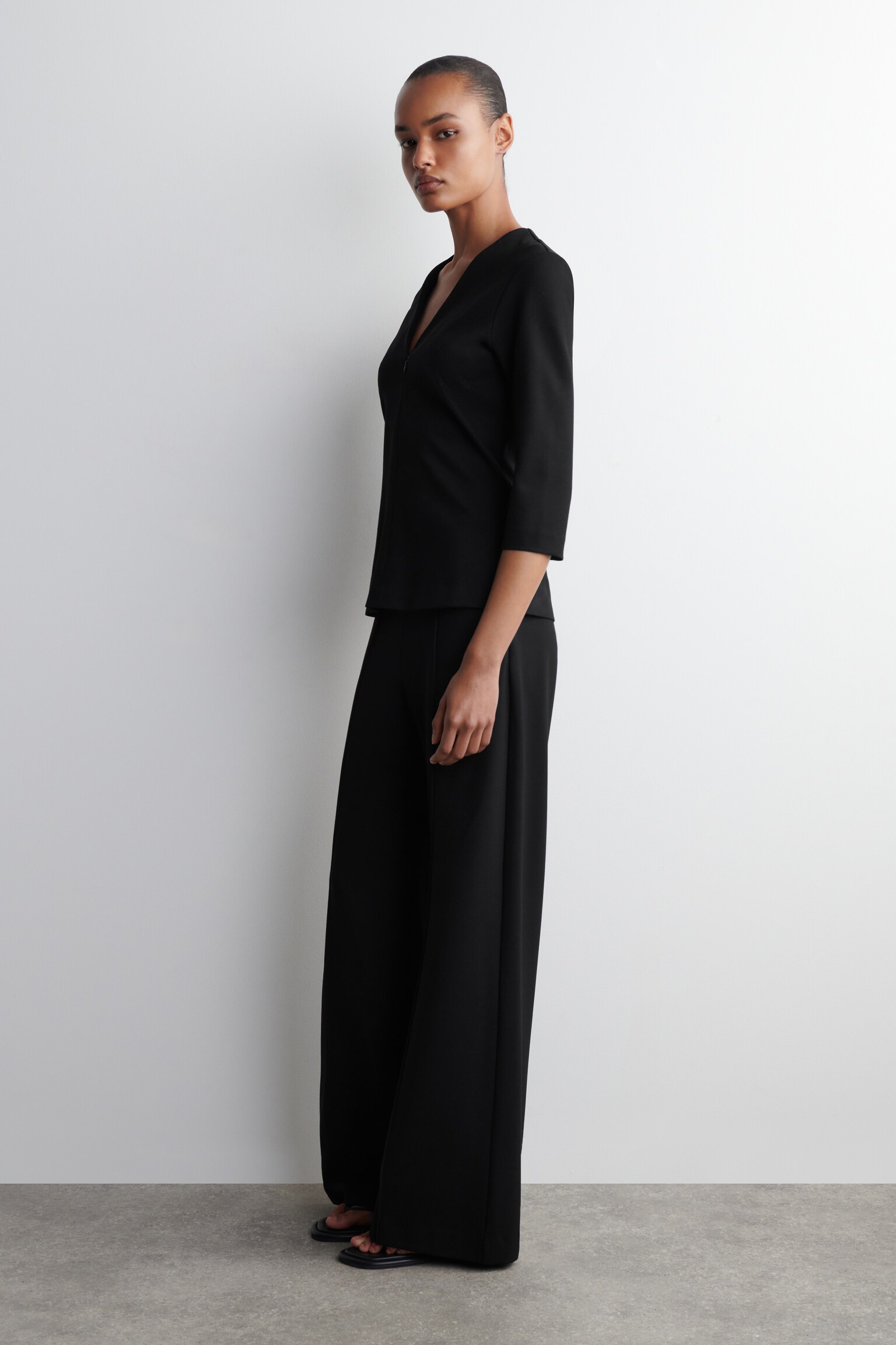 BLUSA ELÁSTICA CON CUELLO DE PICO - NEGRO - 6