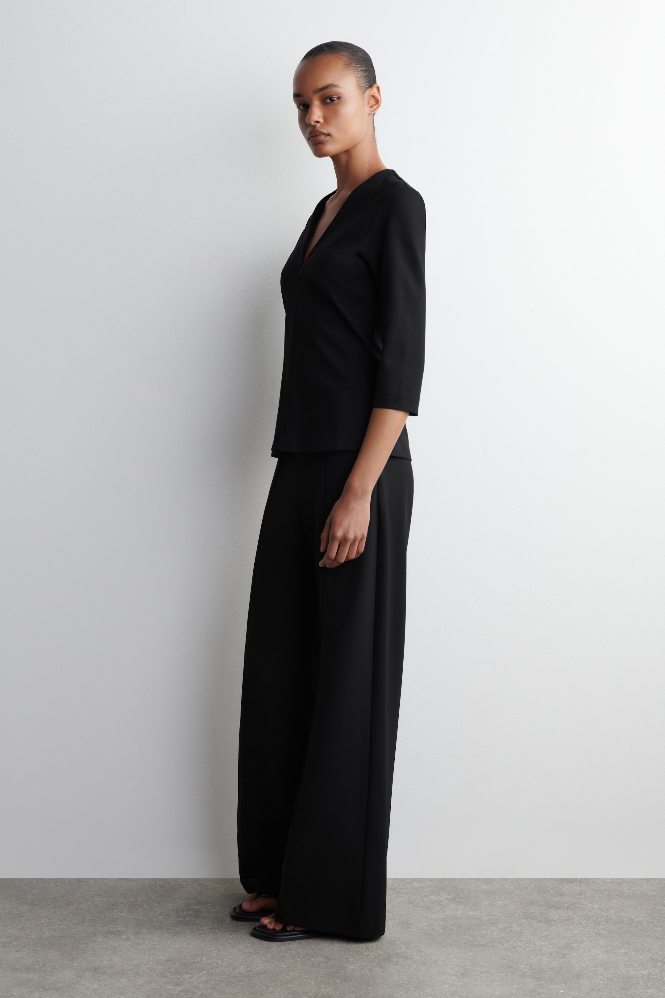 Größeres Bild anzeigen: JERSEY-OBERTEIL MIT V-AUSSCHNITT - SCHWARZ - Ladies | H&M AT 3