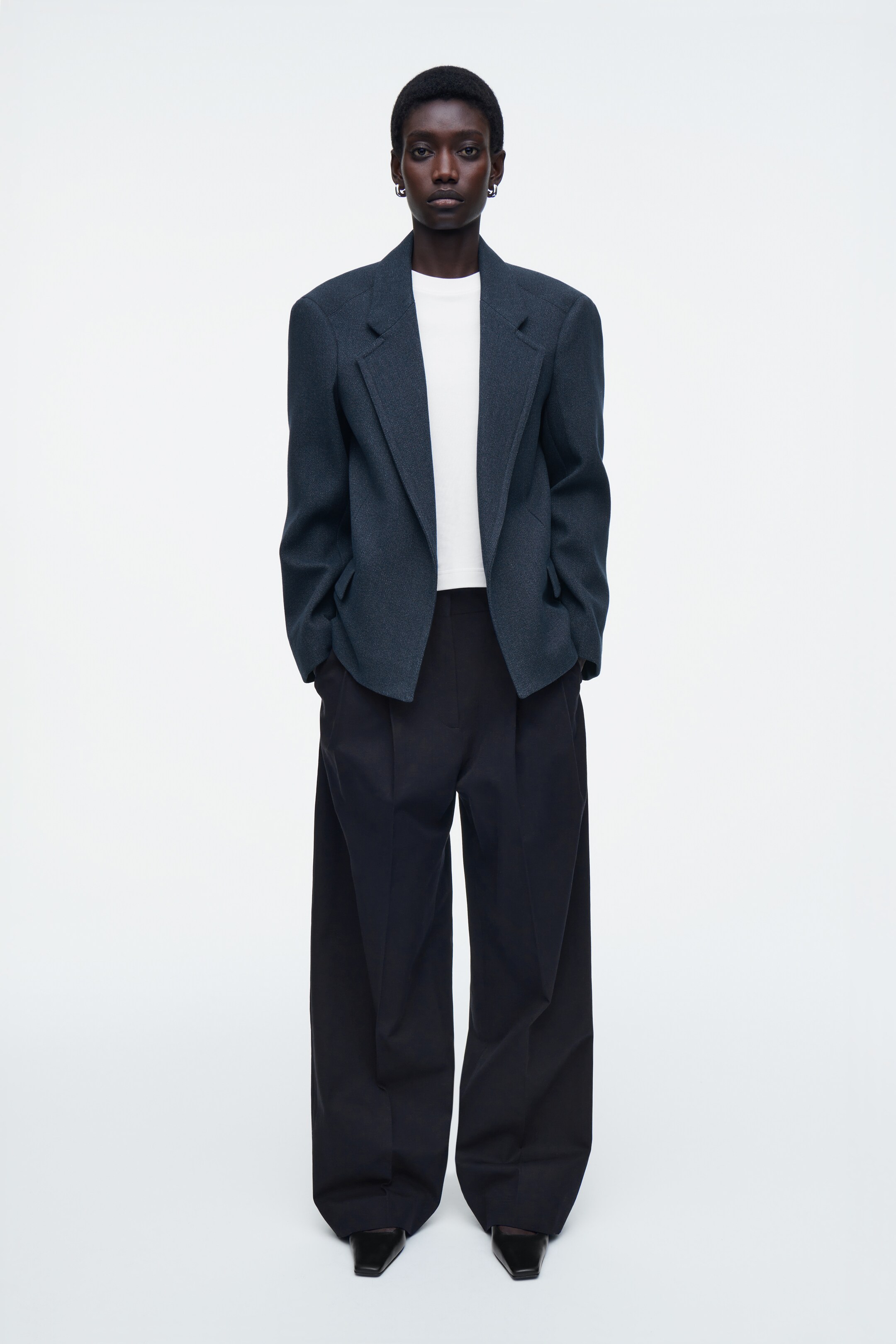 Grotere afbeelding bekijken: OVERSIZED EXAGGERATED-SHOULDER DENIM-LOOK BLAZER - DARK BLUE - DAMES | H&M NL 2