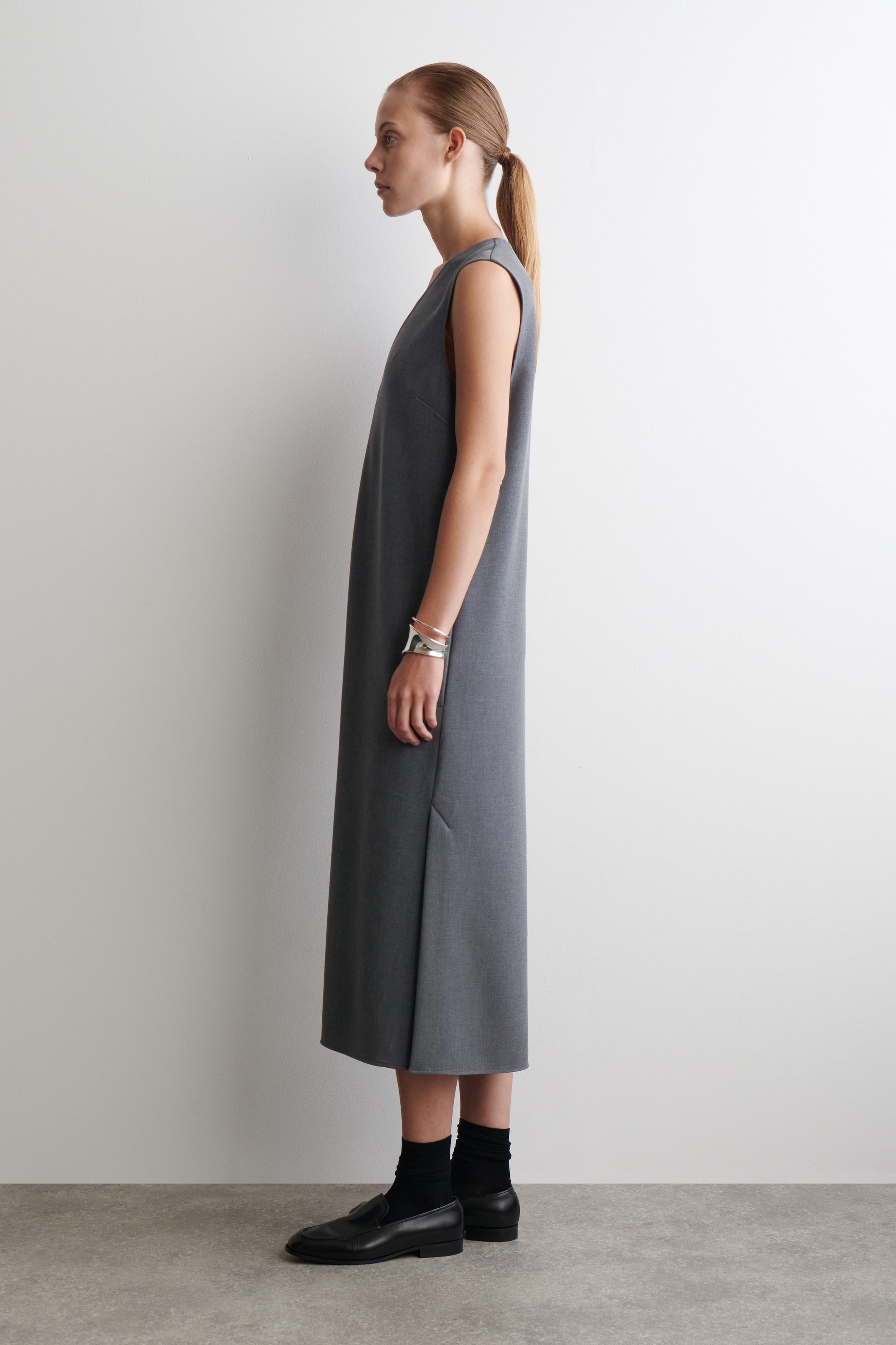 SLEEVELESS V-NECK MIDI DRESS