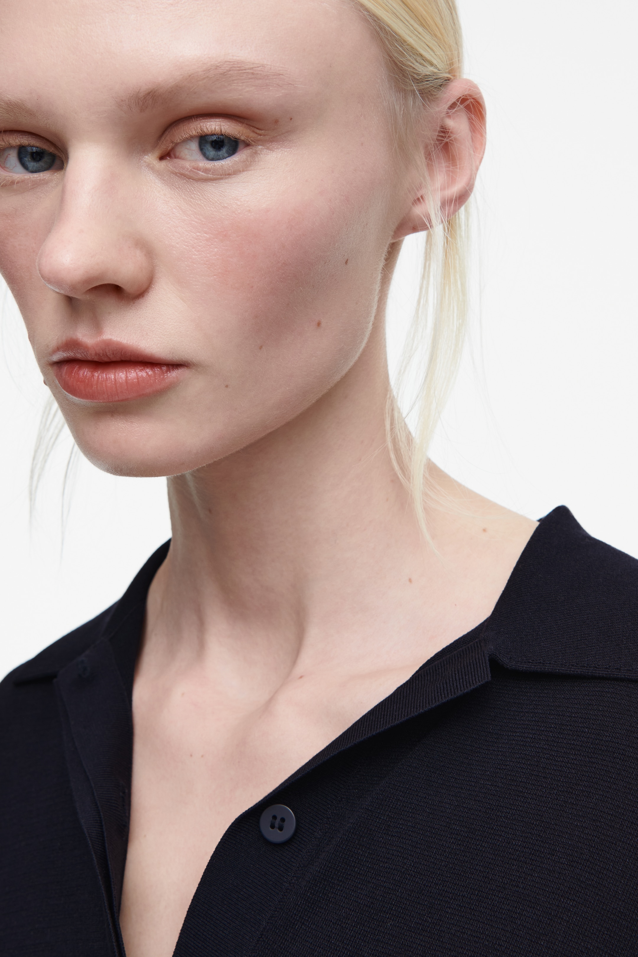 Grösseres Bild ansehen: POLOSHIRT AUS STRICK - DUNKLES NAVYBLAU - DAMEN | H&M CH 4