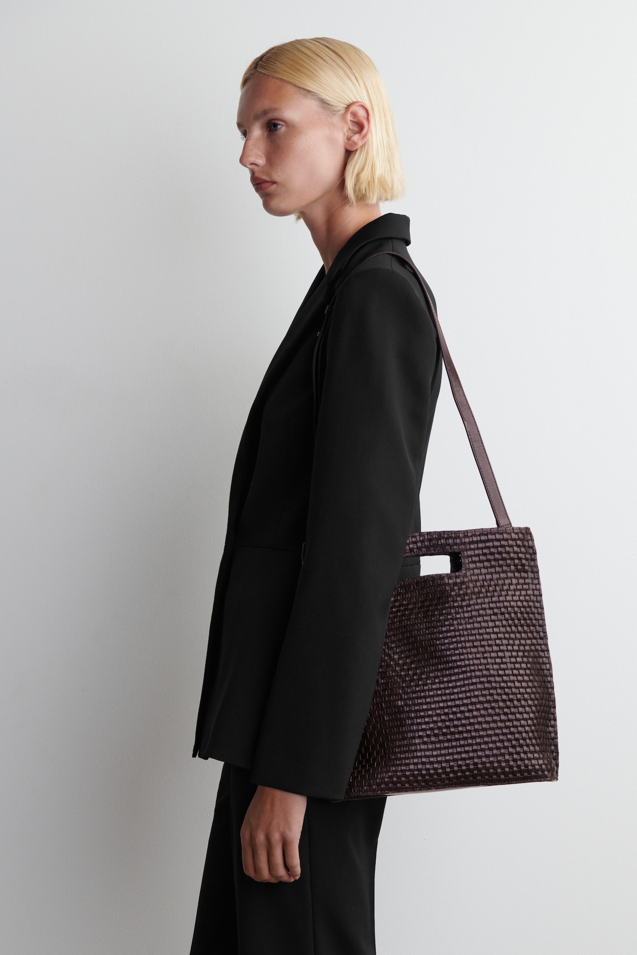 SAC FOLIO TISSÉ À LA MAIN - CUIR - BRUN FONCÉ | COS FR