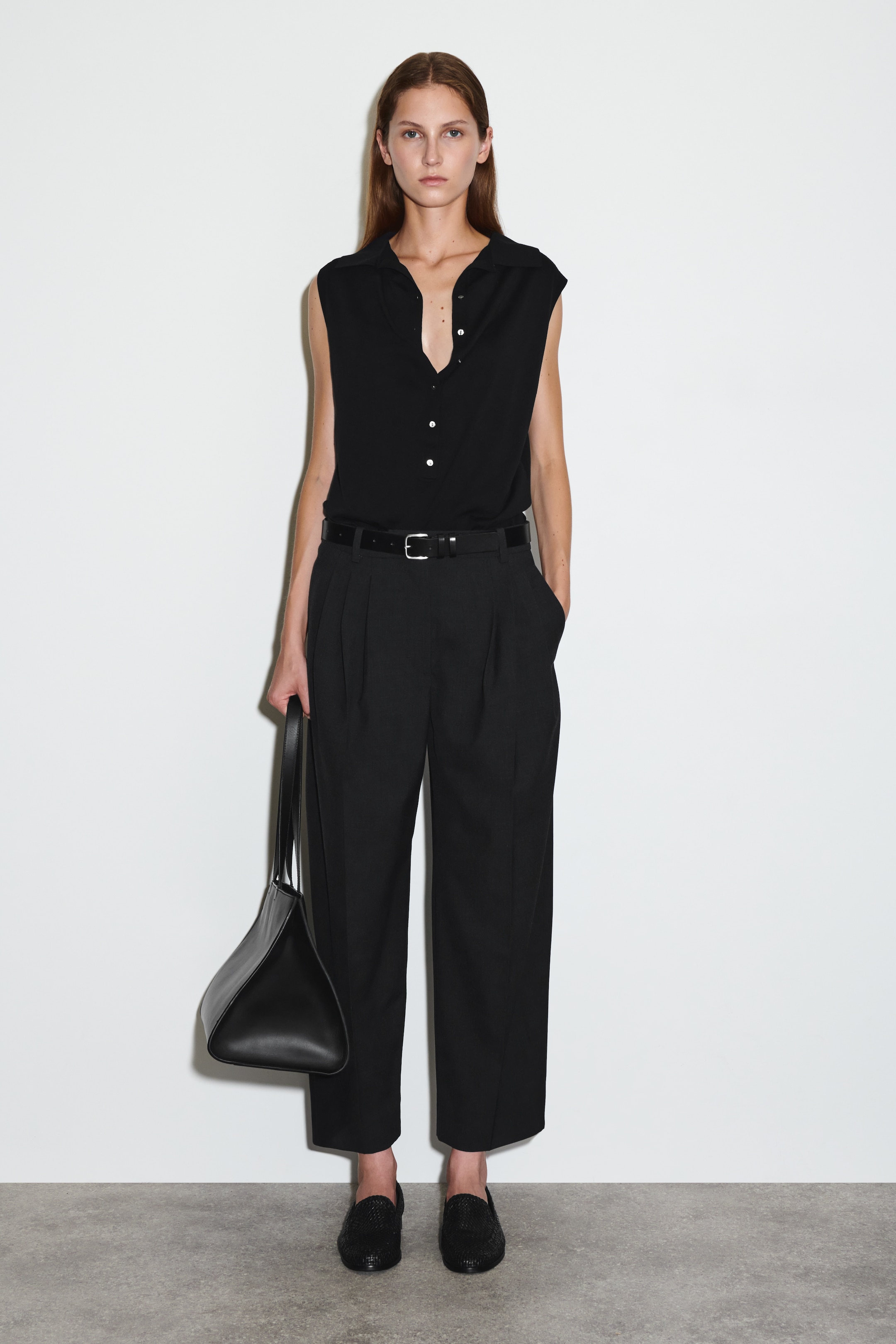 Grösseres Bild ansehen: WOLLHOSE MIT BARREL-BEIN UND FALTEN - SCHWARZ - DAMEN | H&M CH 1