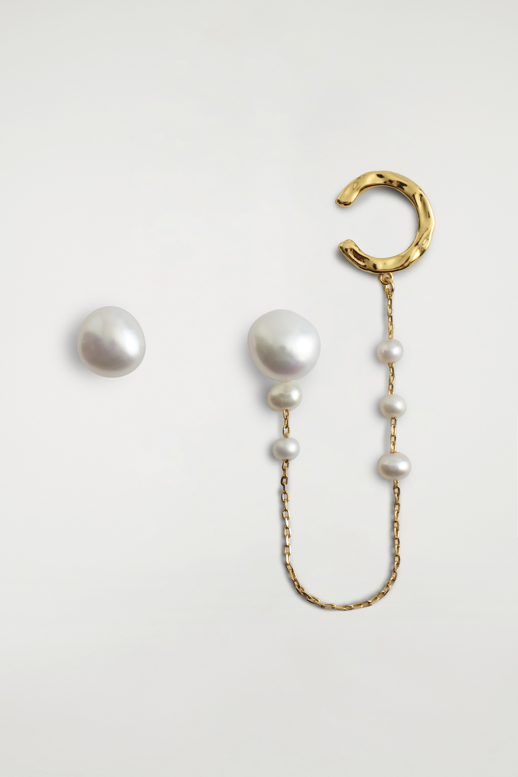 Asymmetrische oorbellen met ketting, zoetwaterparel en oormanchet - GOUD
