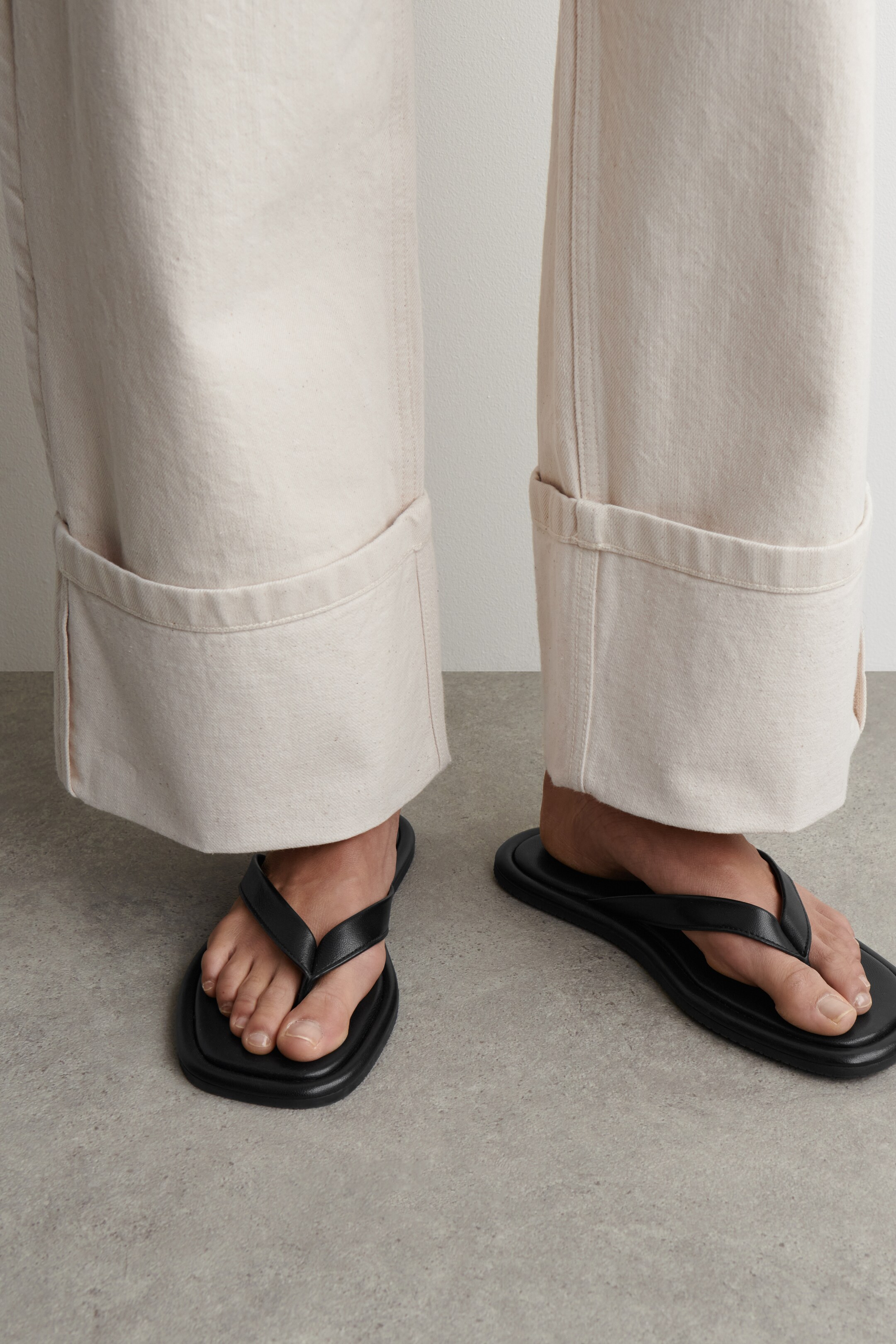 Zobrazit větší obrázek: DŽÍNY FACADE S OHRNOVACÍM LEMEM A PŘÍMÝM STŘIHEM - ECRU - ŽENY | H&M CZ 5