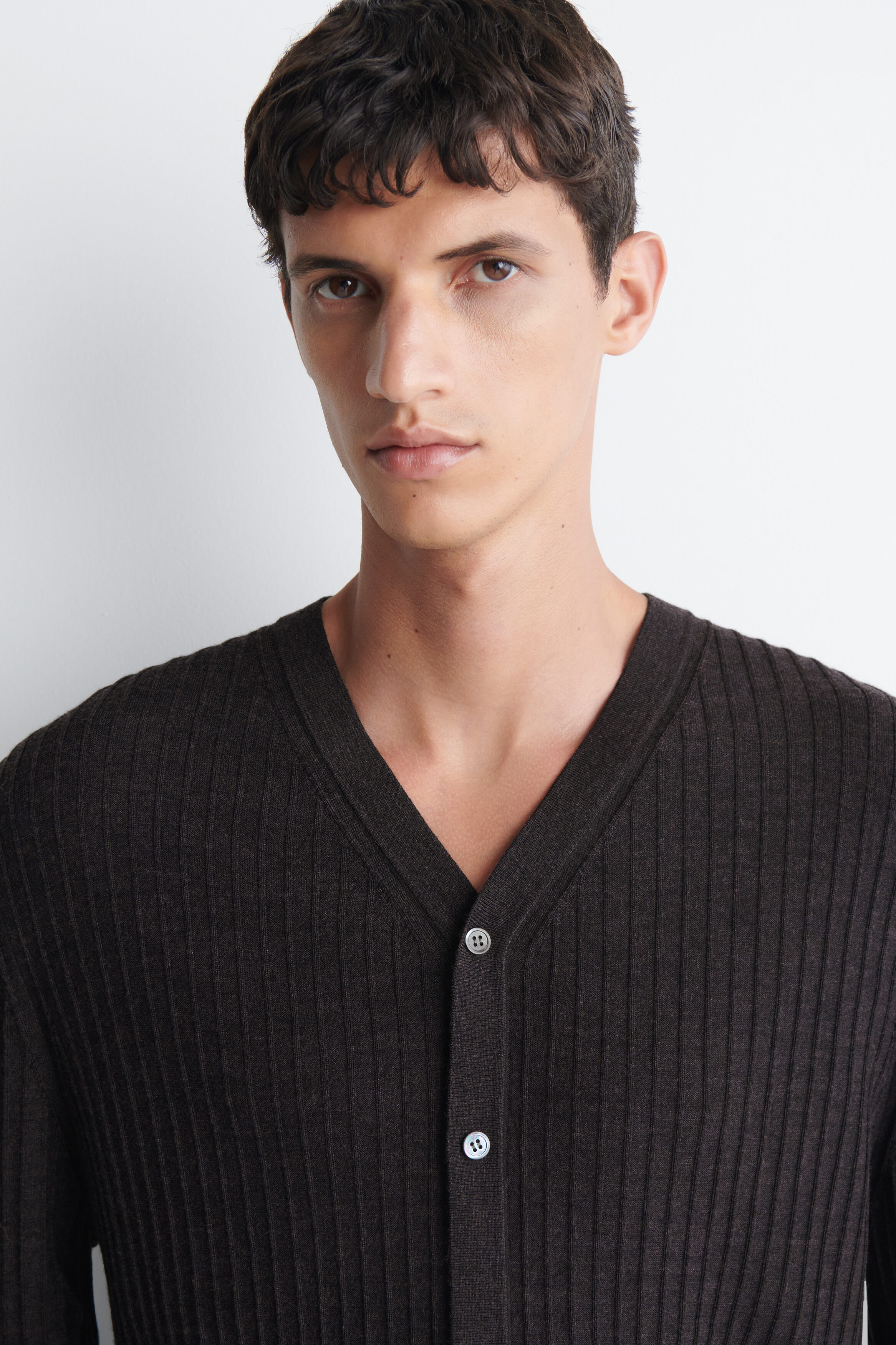 RIBBED FINE MERINO WOOL V-NECK CARDIGAN - thumbnail 6