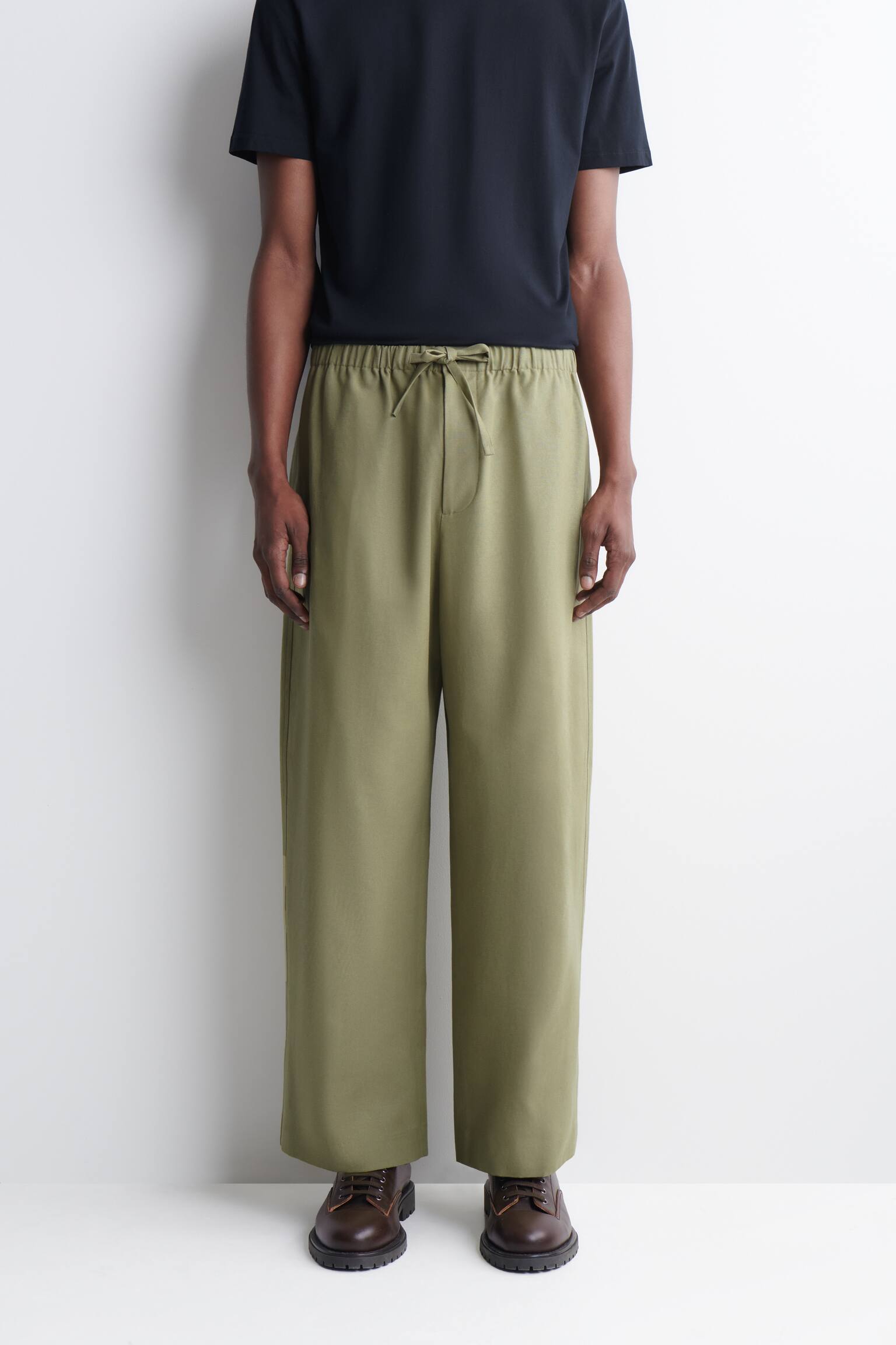REGULOWANE W PASIE SPODNIE Z NOGAWKAMI TYPU BARREL-KHAKI - 3