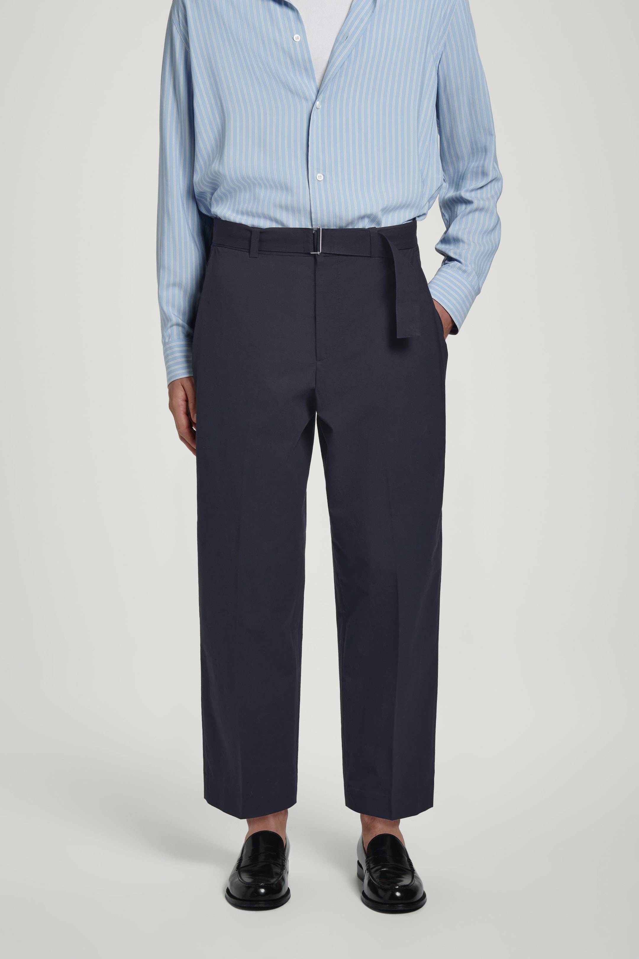 PANTALON CEINTURÉ À PINCES EN COTON