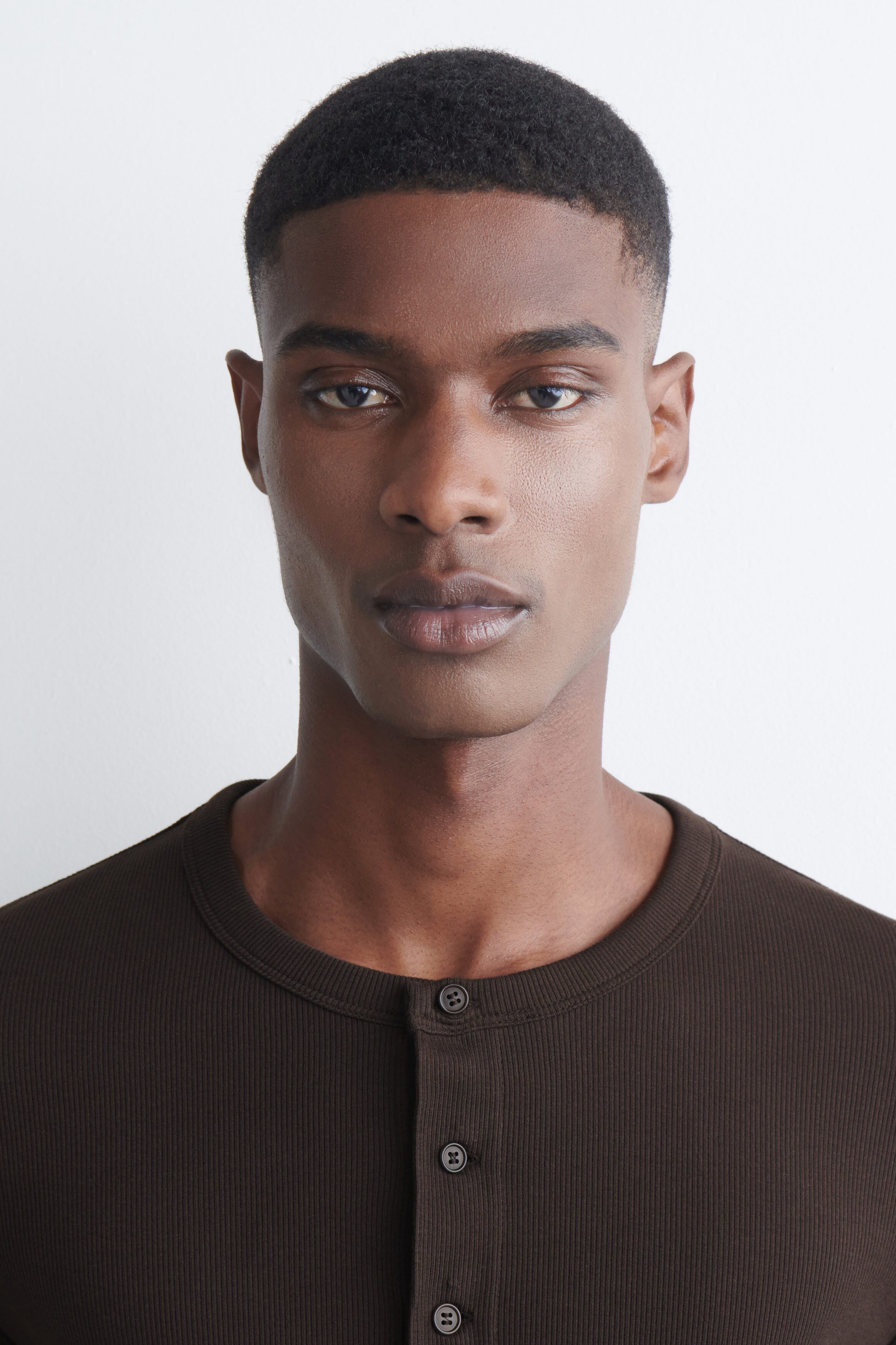 SLIM RIBBED COTTON LONG-SLEEVED HENLEY T-SHIRT - BROWN | COS US