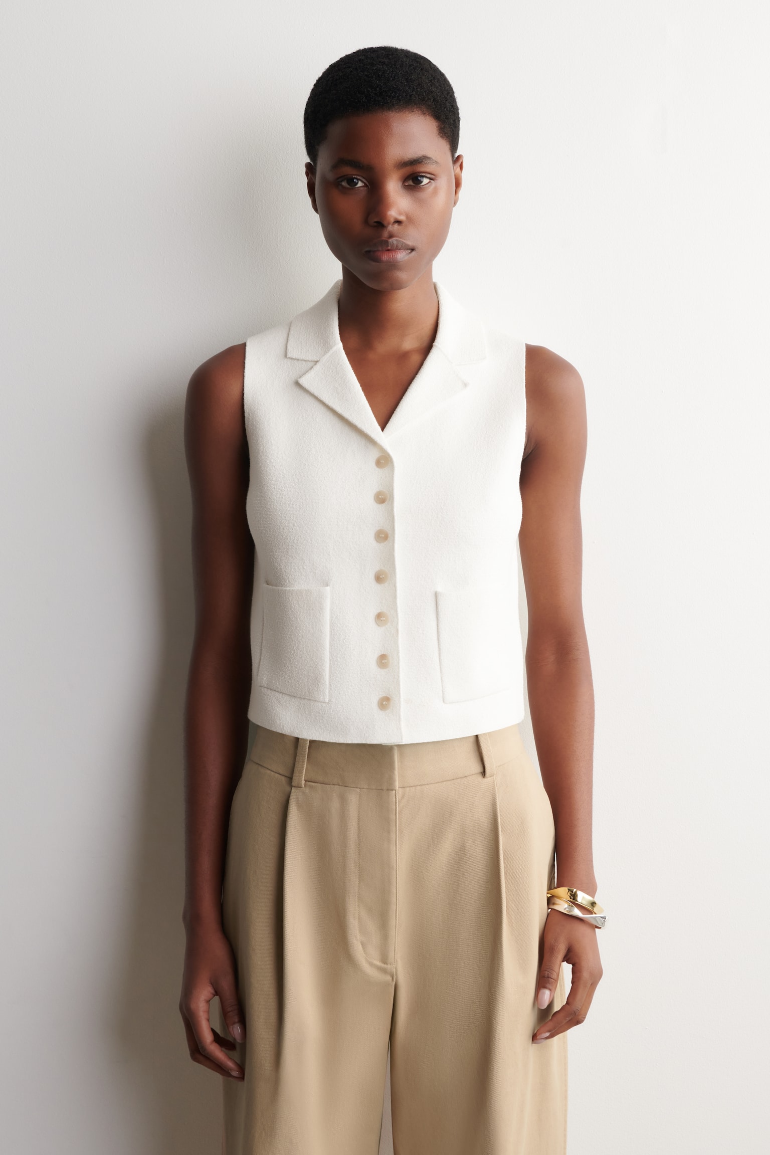 BOUCLÉSTICKAD VÄST - VIT/ROSTRÖD - 1