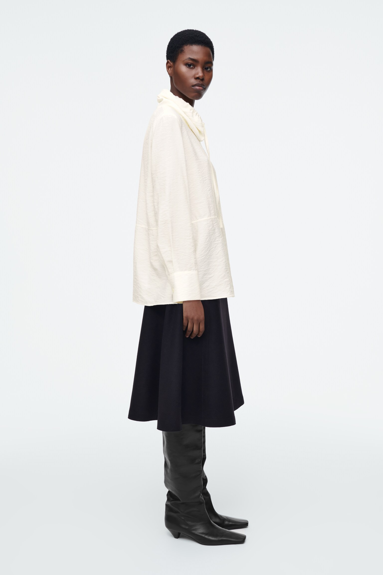 BLUSA CON CUELLO DE EMBUDO Y CORDÓN DE AJUSTE - MARFIL - 6