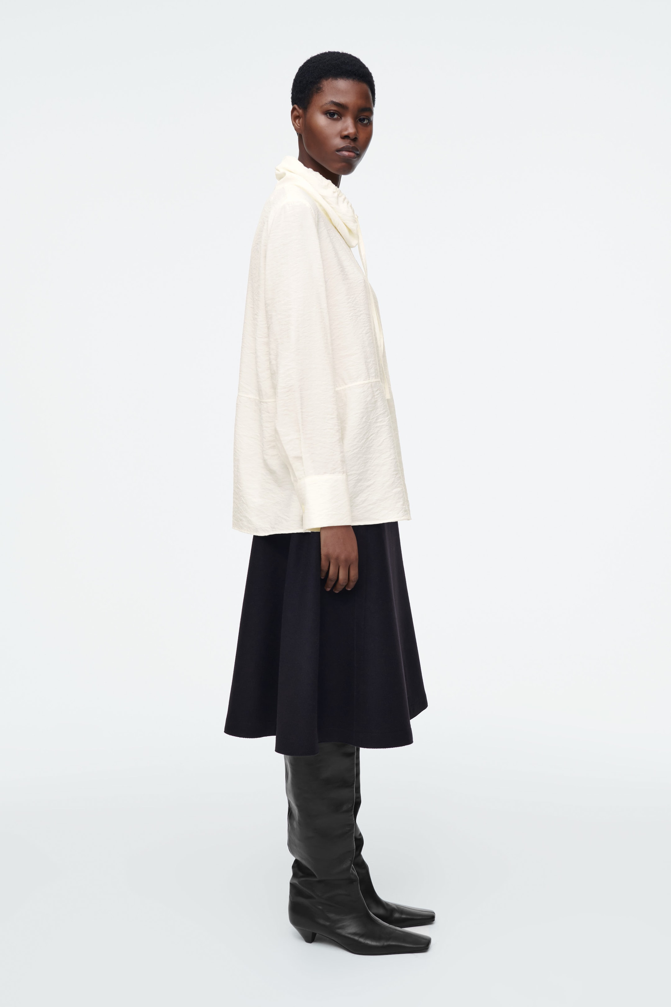 BLUSA CON CUELLO DE EMBUDO Y CORDÓN DE AJUSTE