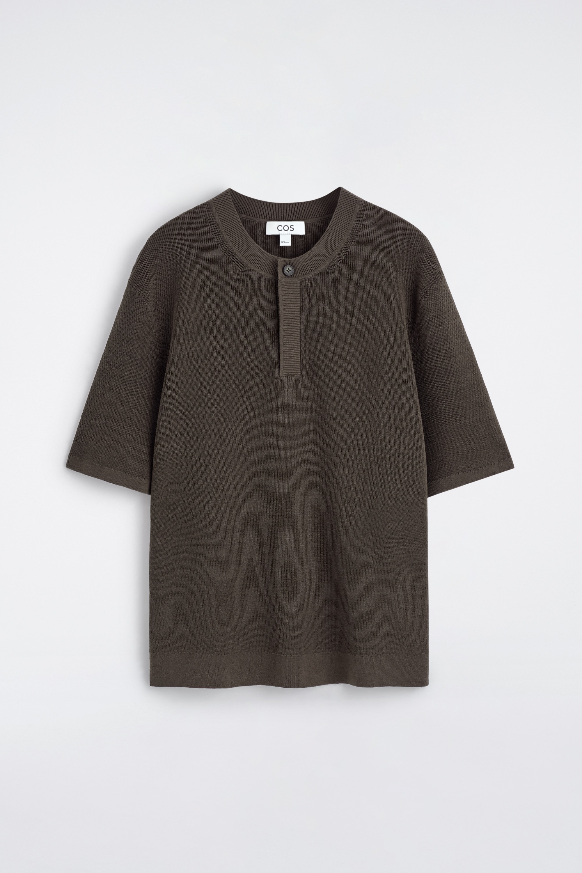 KNITTED LINEN HENLEY T-SHIRT - חום כהה/אוף-וויט