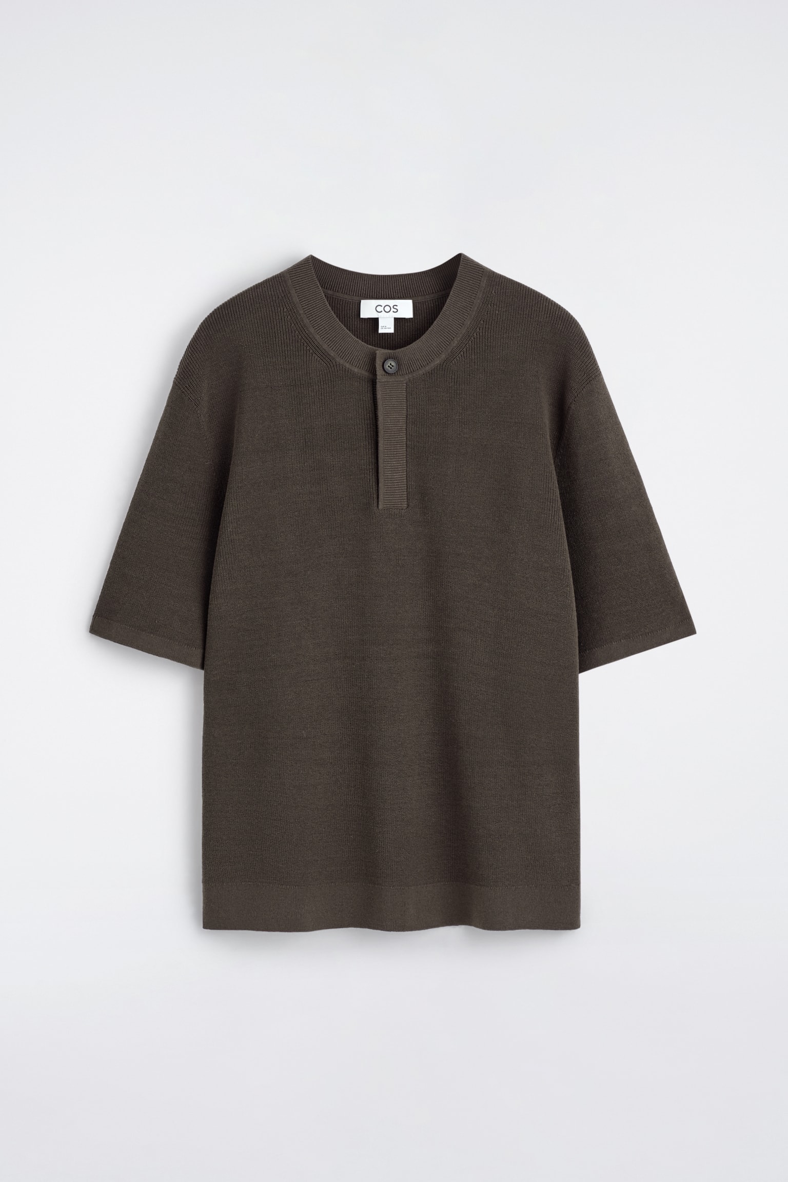 KNITTED LINEN HENLEY T-SHIRT - חום כהה/אוף-וויט - 1