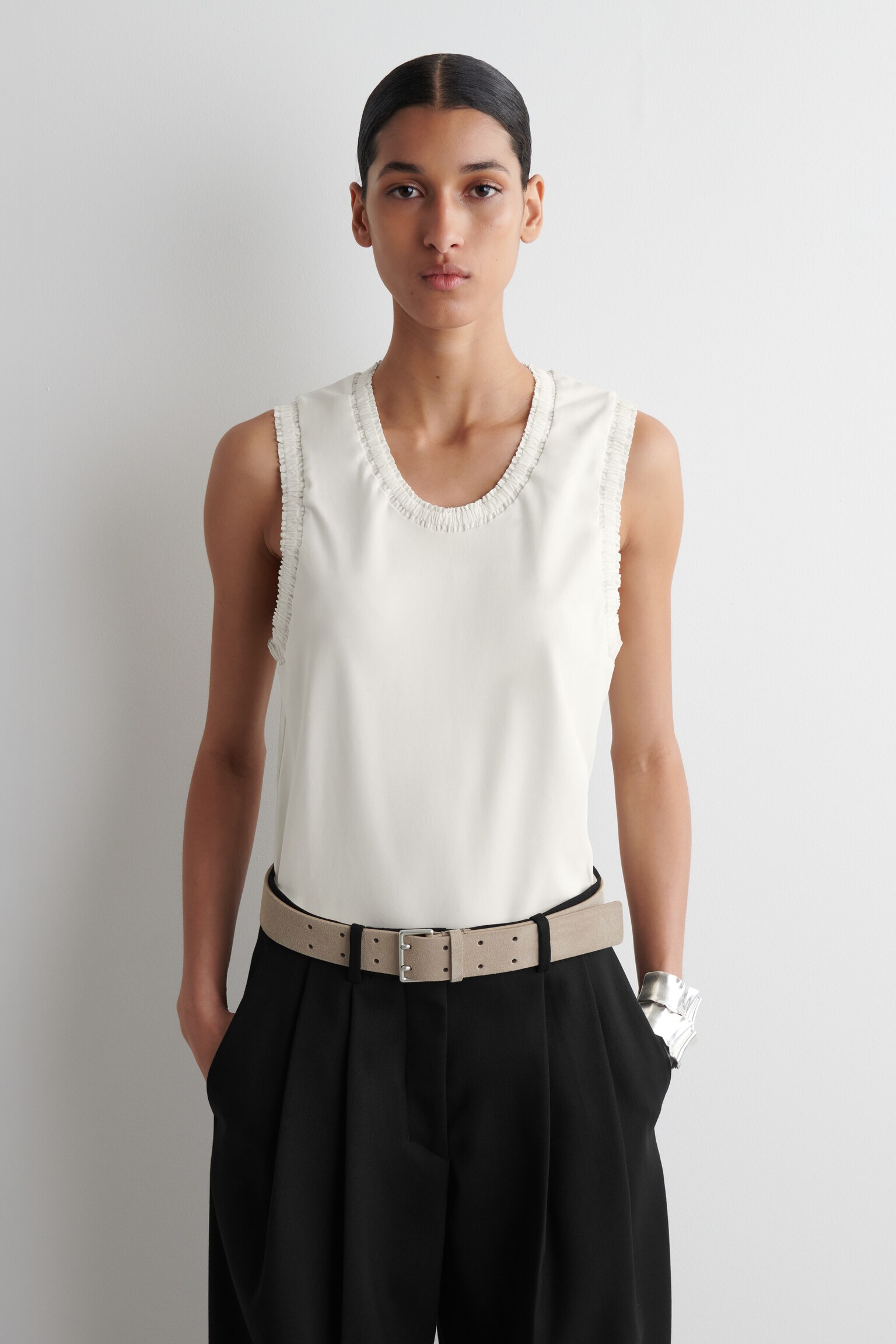 TOP DE ALGODÓN CON FRUNCIDOS - CRUDO/ROJO/NEGRO