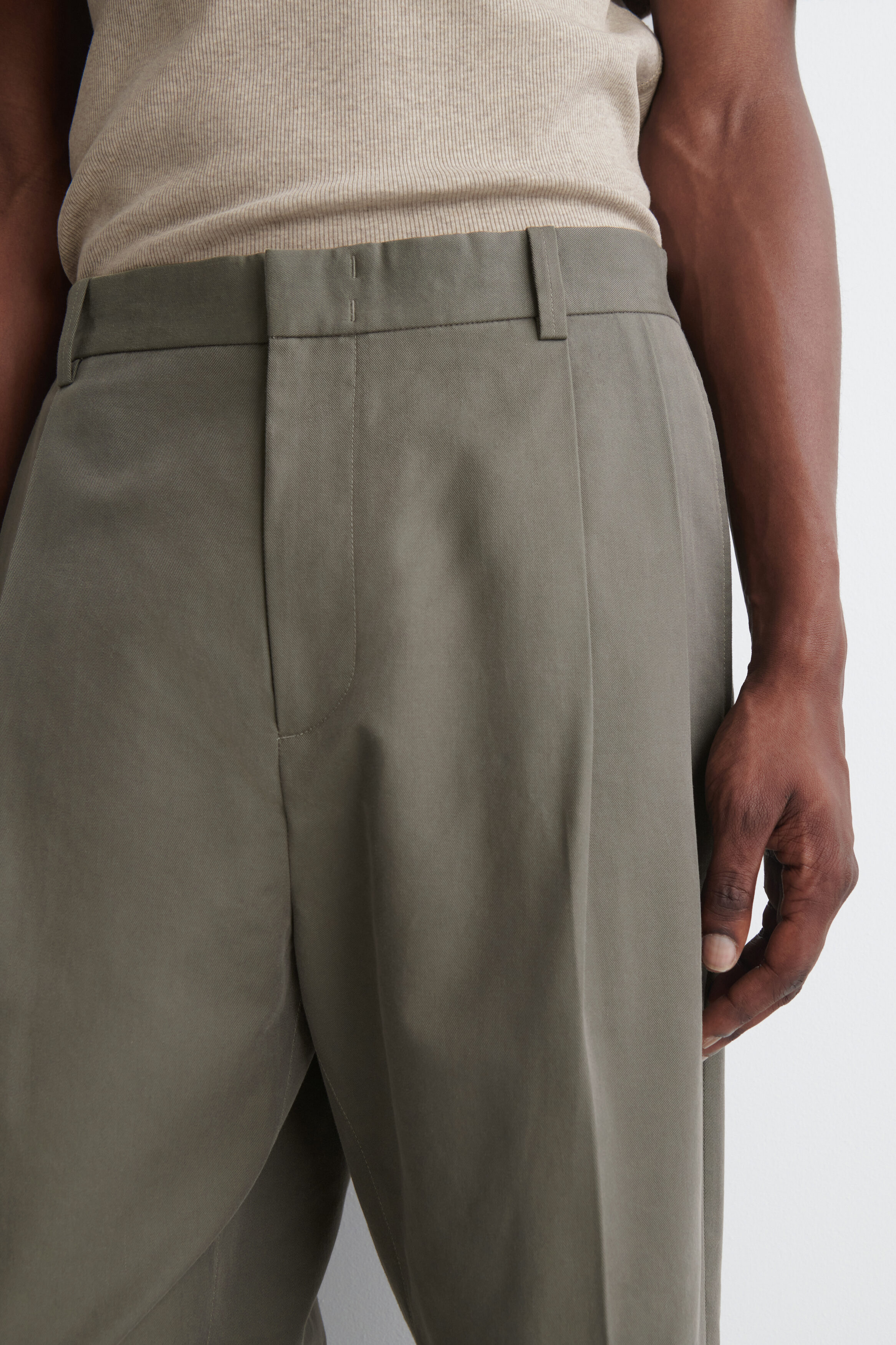 PLEATED RELAXED-FIT TAPERED PANTS - thumbnail 5