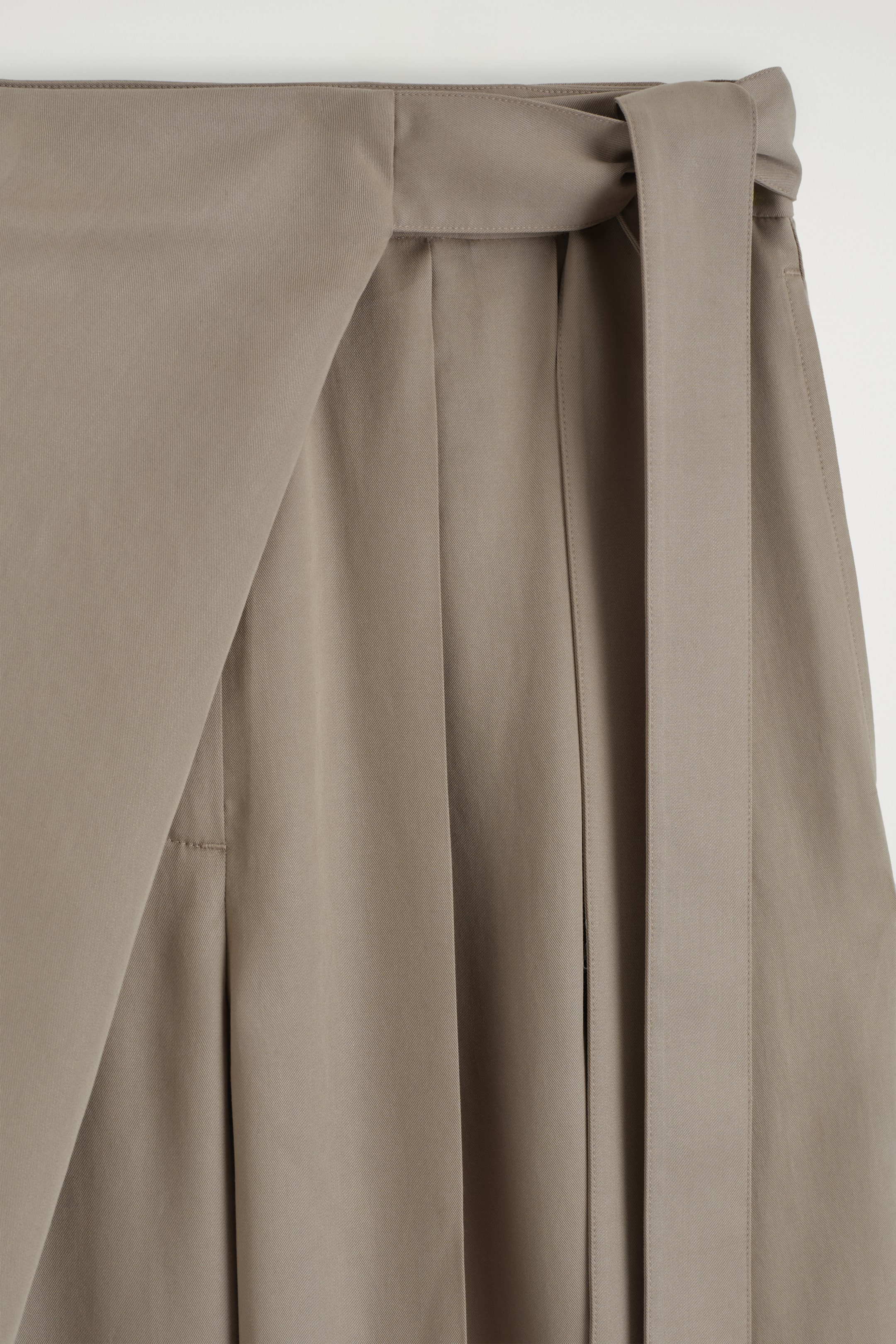 Größeres Bild anzeigen: FLIESSENDE HOSE MIT WICKELFRONT - BRAUN - Ladies | H&M AT 7