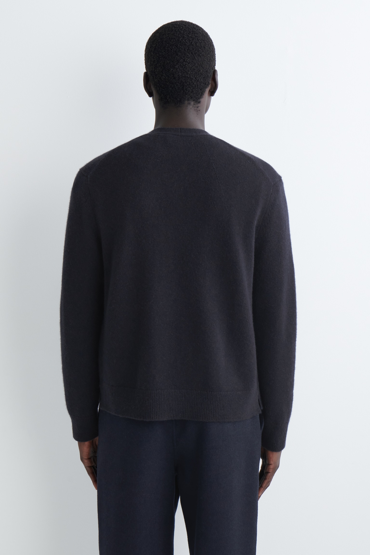CASHMERE V-NECK CARDIGAN - NAVY/LIGHT UNDYED - 5