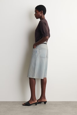 KNEE-LENGTH DENIM SHORTS — LIGHT BLUE 2