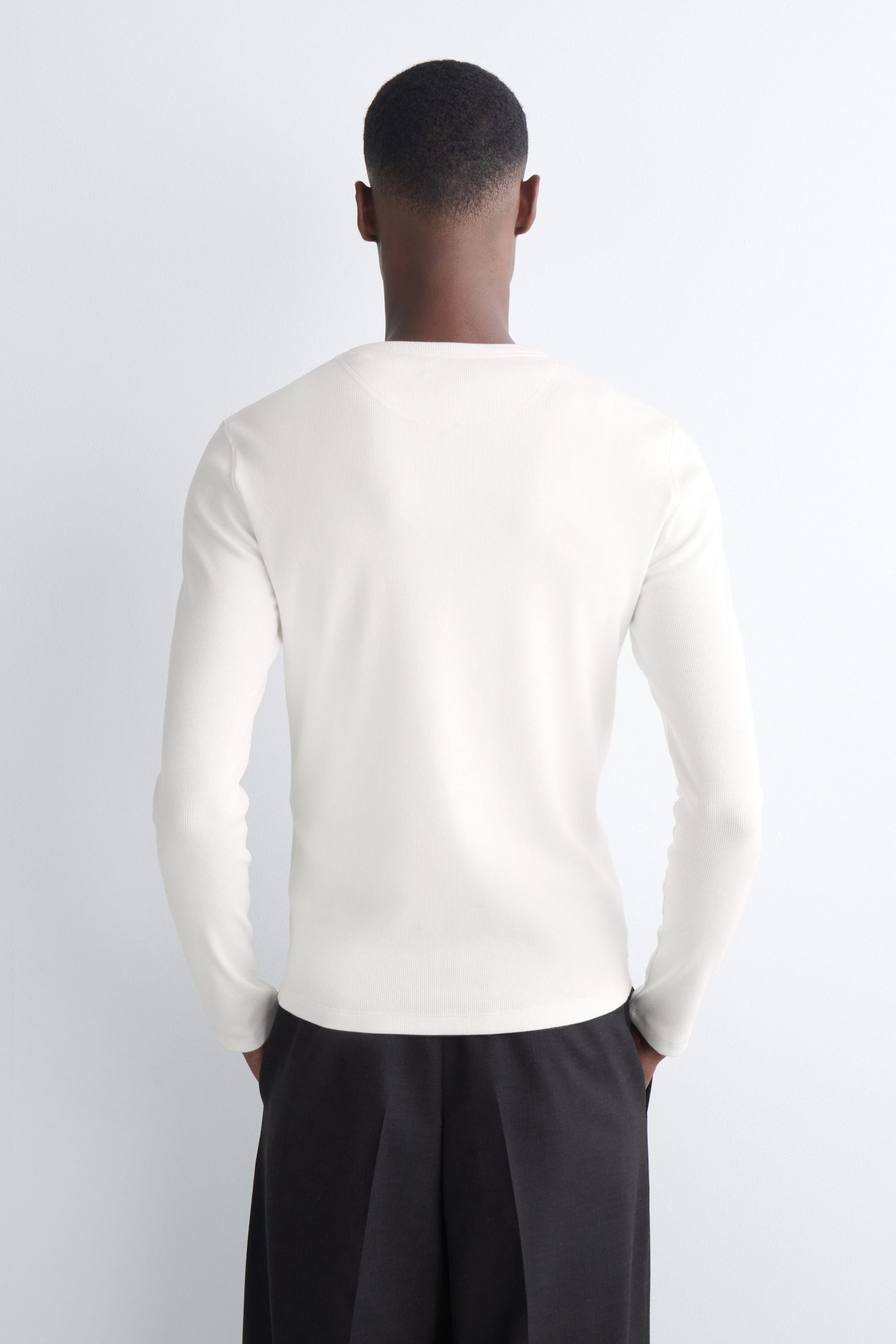 SLIM RIBBED COTTON LONG-SLEEVED HENLEY T-SHIRT