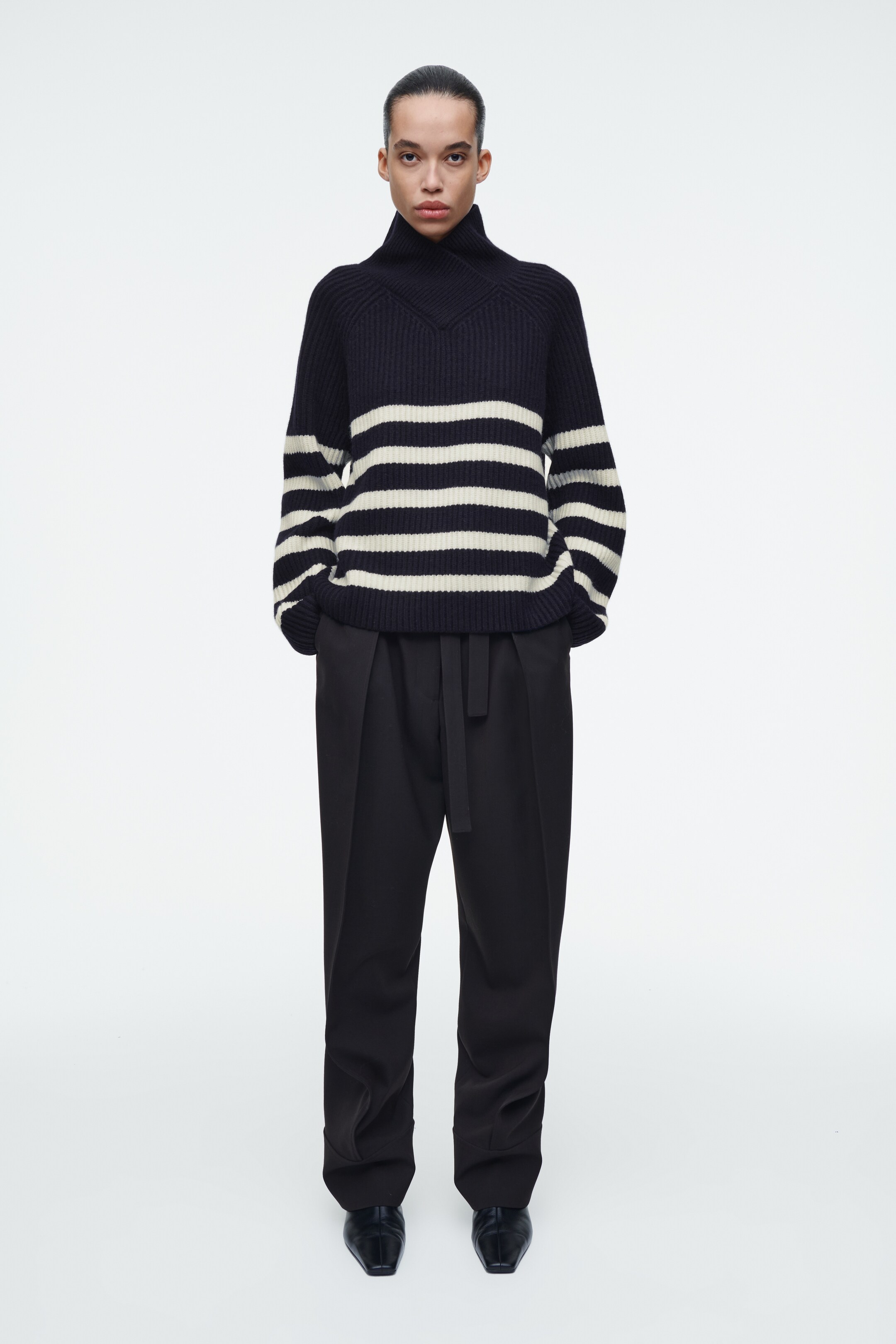 Visualizza immagine più grande: MAGLIONE IN LANA MERINO CON COLLO AVVOLGENTE - BLU NAVY / CREMA - DONNA | H&M IT 2