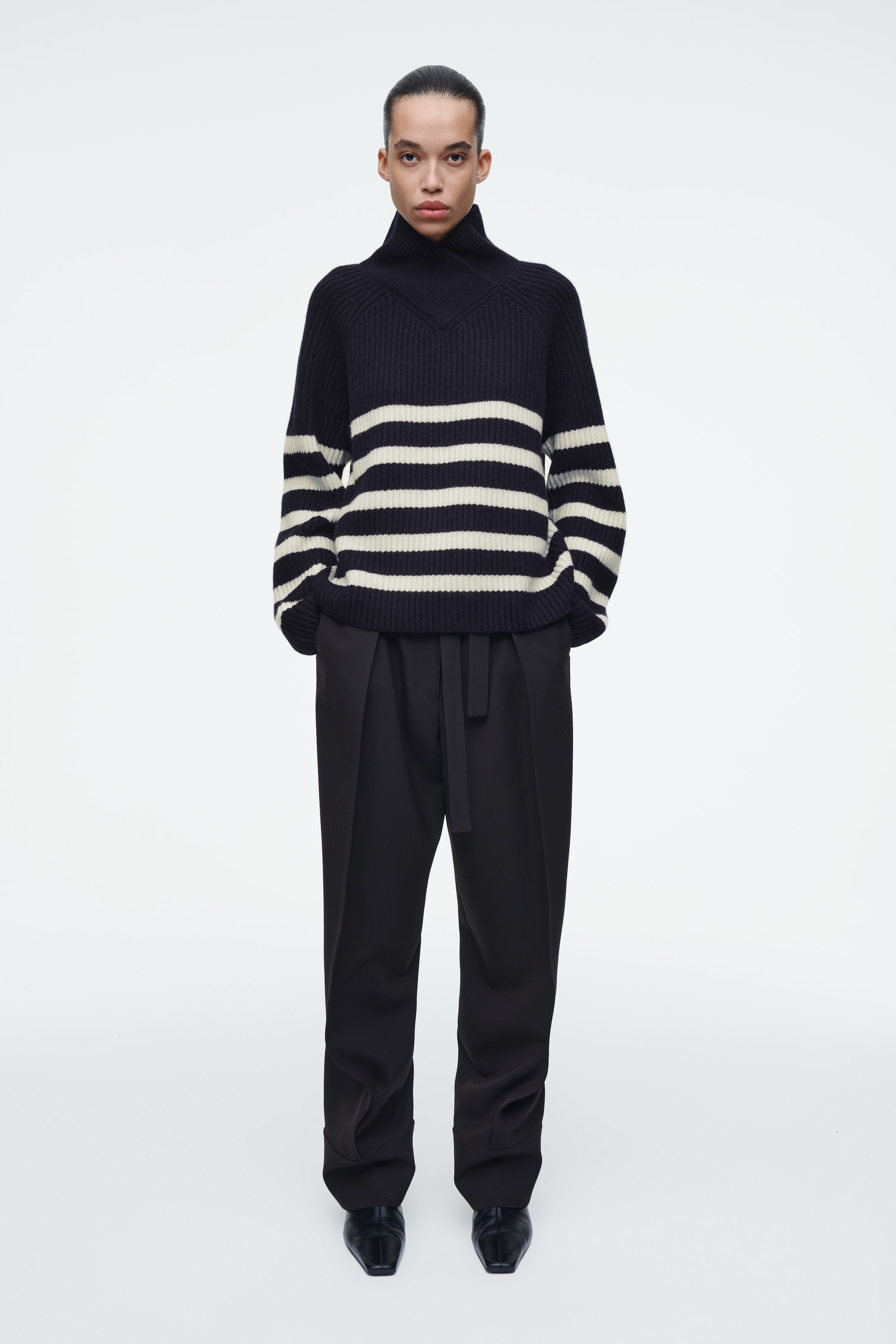 Visualizza immagine più grande: MAGLIONE IN LANA MERINO CON COLLO AVVOLGENTE - BLU NAVY / CREMA - DONNA | H&M IT 2
