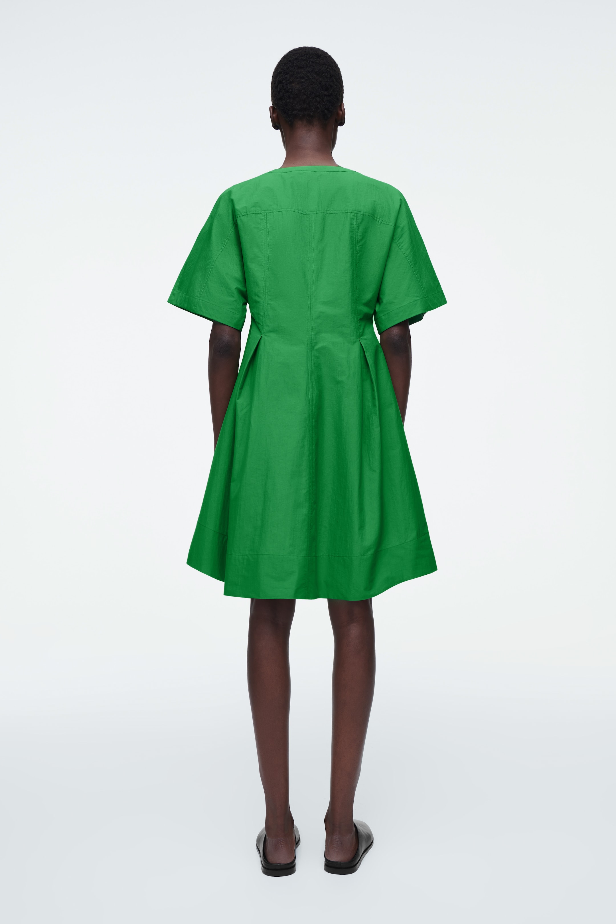 Visa större bild: A-LINJESKUREN MINIKLÄNNING MED MOTVECK - GRÖN - DAM | H&M SE 3