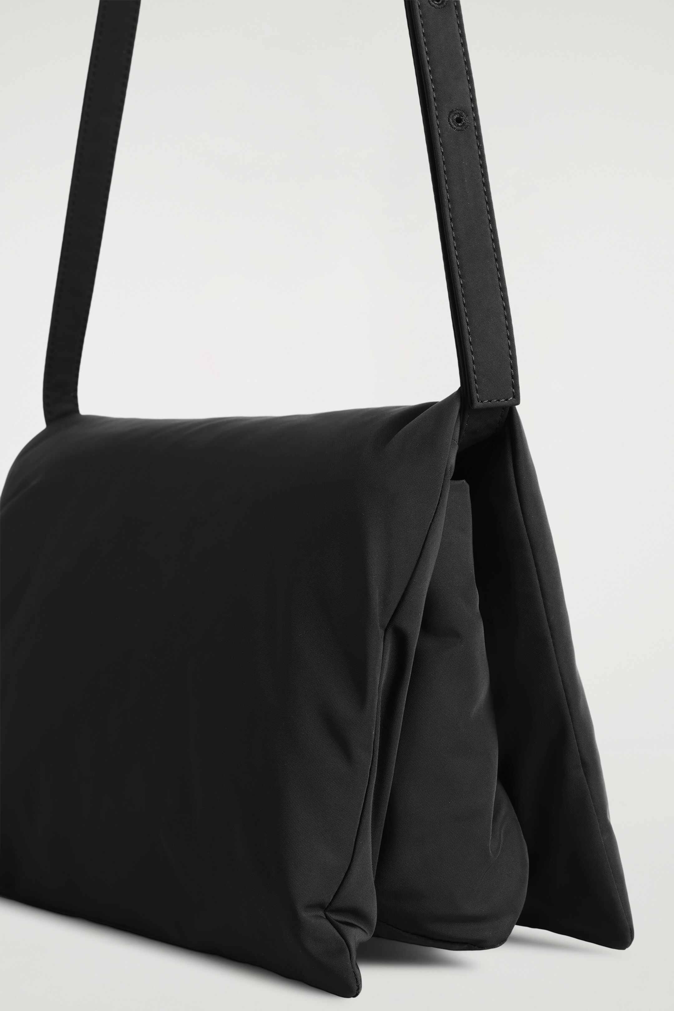 Visa större bild: TRIFOLD VADDERAD CROSSBODY-VÄSKA - SVART - DAM | H&M SE 6