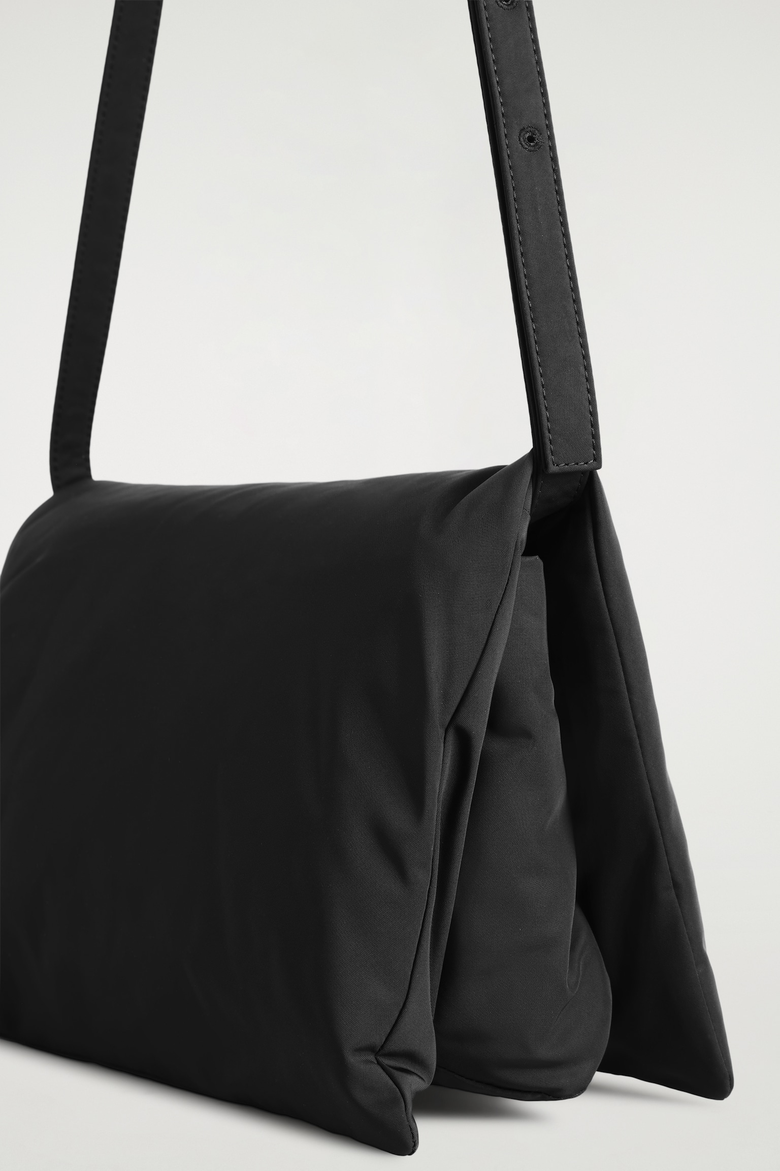 BOLSO BANDOLERA ACOLCHADO SON SOLAPA - NEGRO - 4