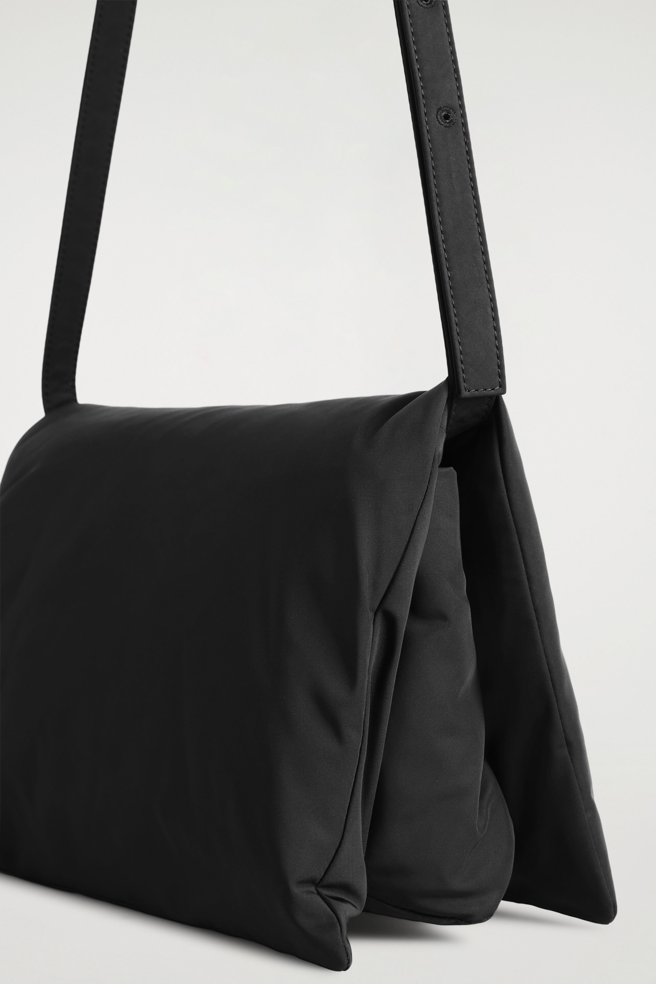 TRIFOLD PADDED CROSSBODY BAG